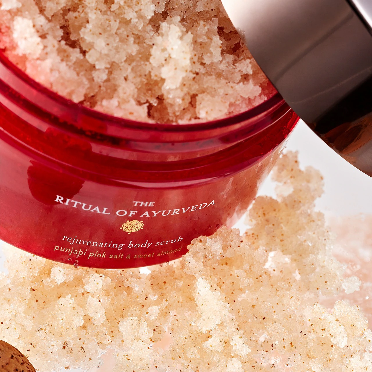 Rituals Omladzujúci telový peeling