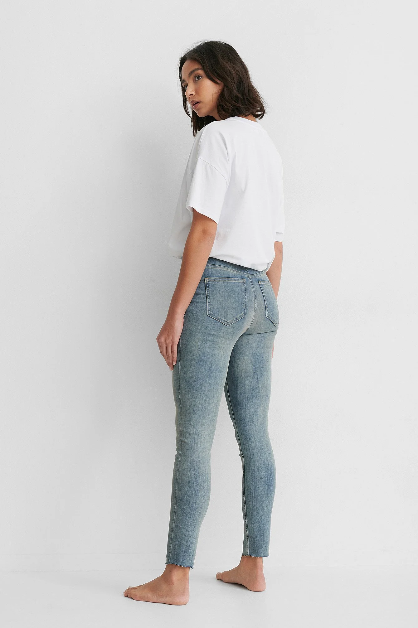 Skinny-Jeans mit hoher Taille und rohem Saum