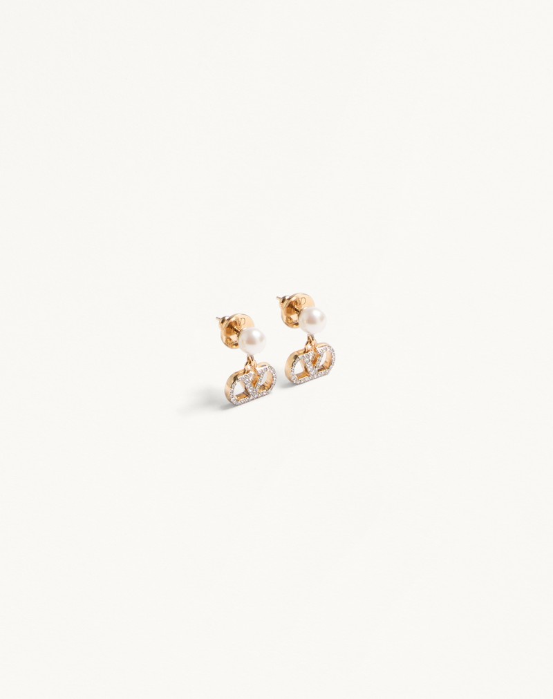 Brincos com a assinatura VLogo em metal, pérolas e cristais Swarovski®