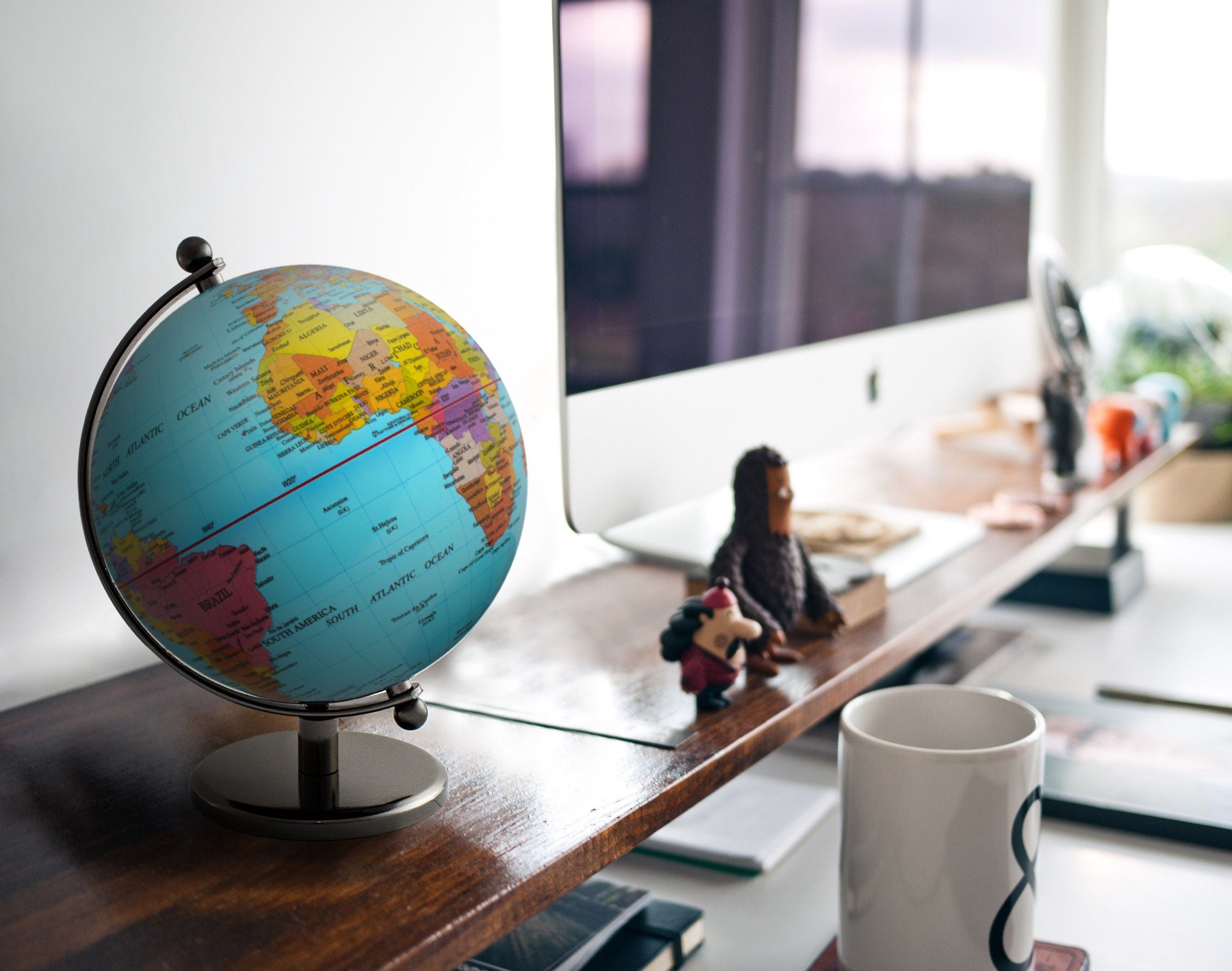BRUBAKER Globus Designer Weltkugel, 19 cm groß, (1-tlg), stilvolle Erdkugel aus Acryl und Edelstahl, Landkarte Deko Kugel für Wohnzimmer, Arbeitszimmer, Büro