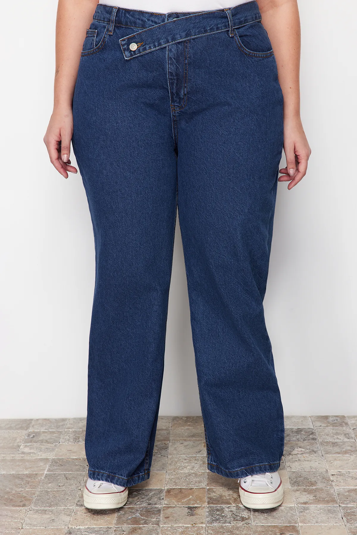 Trendyol Curve  Dunkelblaue Jeans mit geradem Schnitt und detaillierter Taille TBBAW24CJ00003