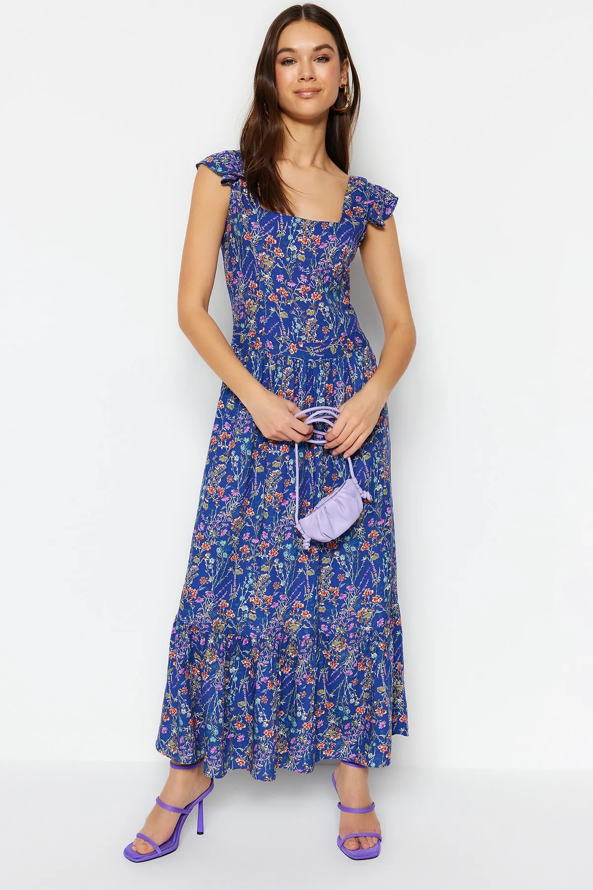 Trendyol Collection  Blaues A-Linien-Kleid aus gewebter Viskose mit Blumendruck und quadratischem Ausschnitt TWOSS20EL3331