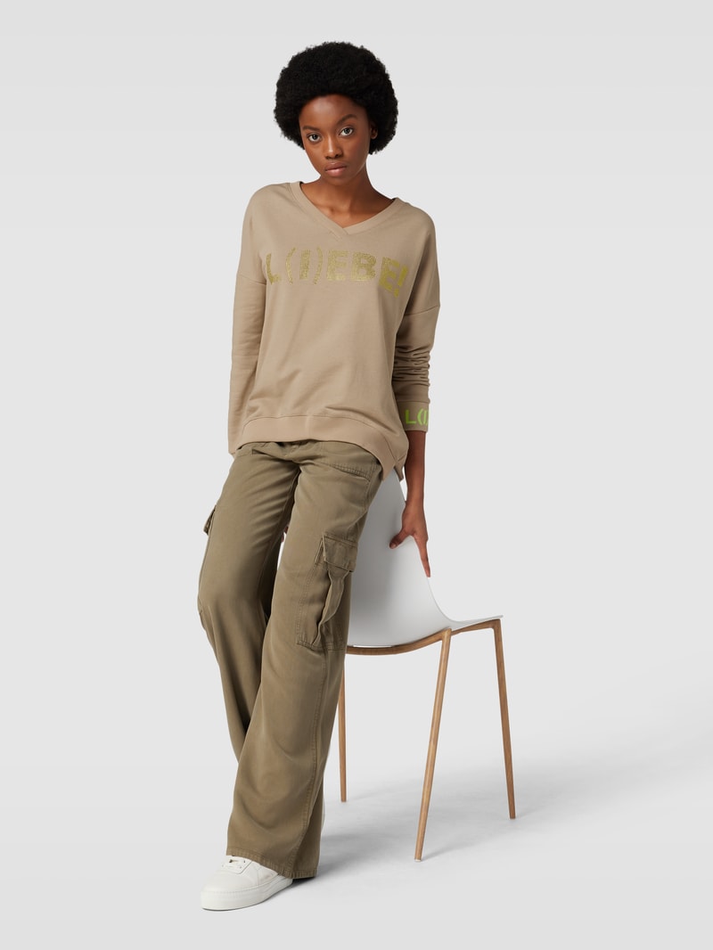 Sweatshirt mit Ziersteinbesatz Modell 'L(I)EBE!' in sand