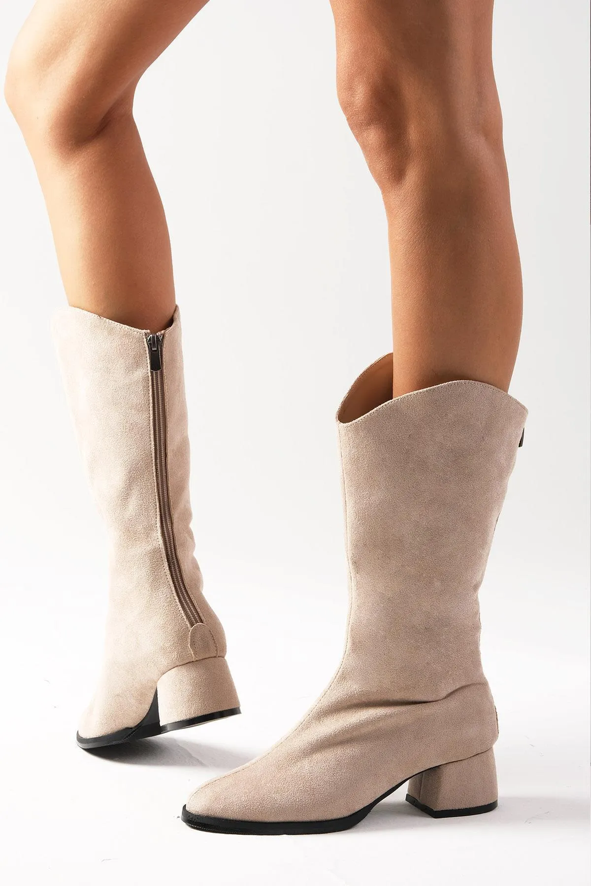 Mio Gusto  Wadenlange Damenstiefel aus beigem Wildleder von Fabia