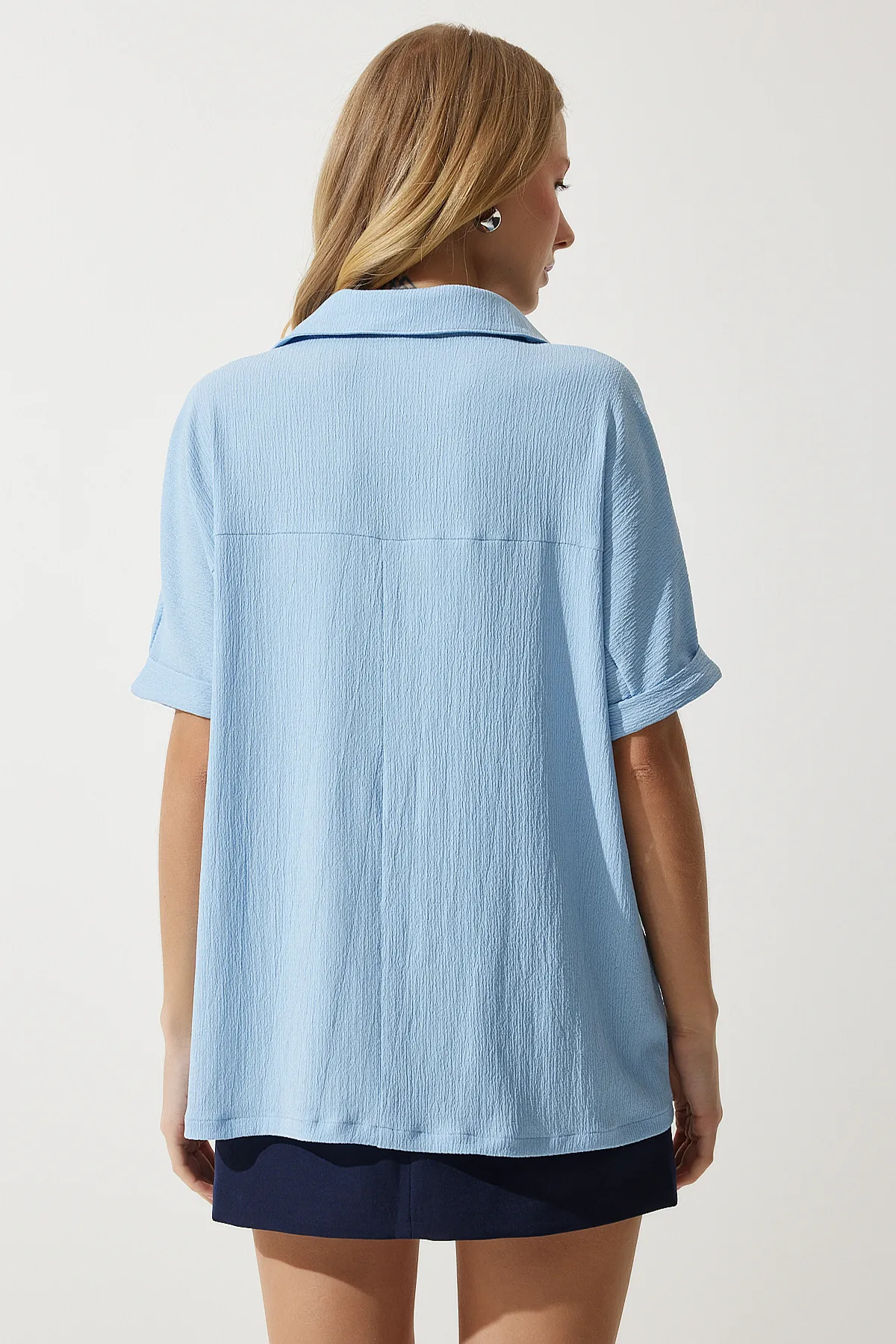 Happiness İstanbul  Himmelblaue gestrickte Crinkle-Bluse mit Rollkragen für Damen DD01299