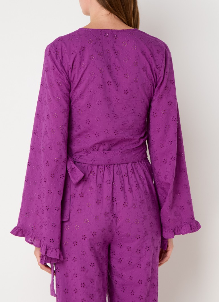 Elegante top avvolgente con ricami.