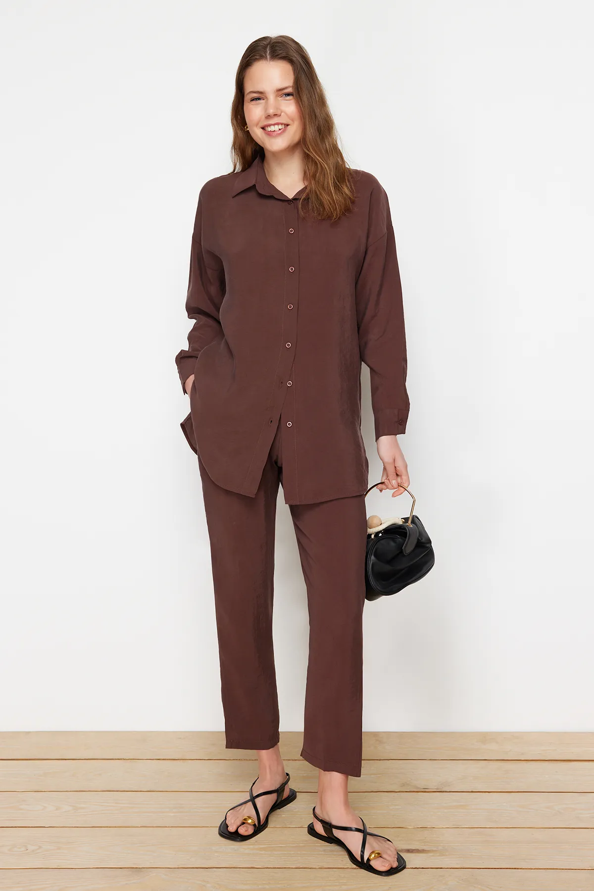 Trendyol Modest  Braunes Modalgewebe-Set aus gewebtem Unterteil, Oberteil, Hemd und Hose TCTSS24US00058