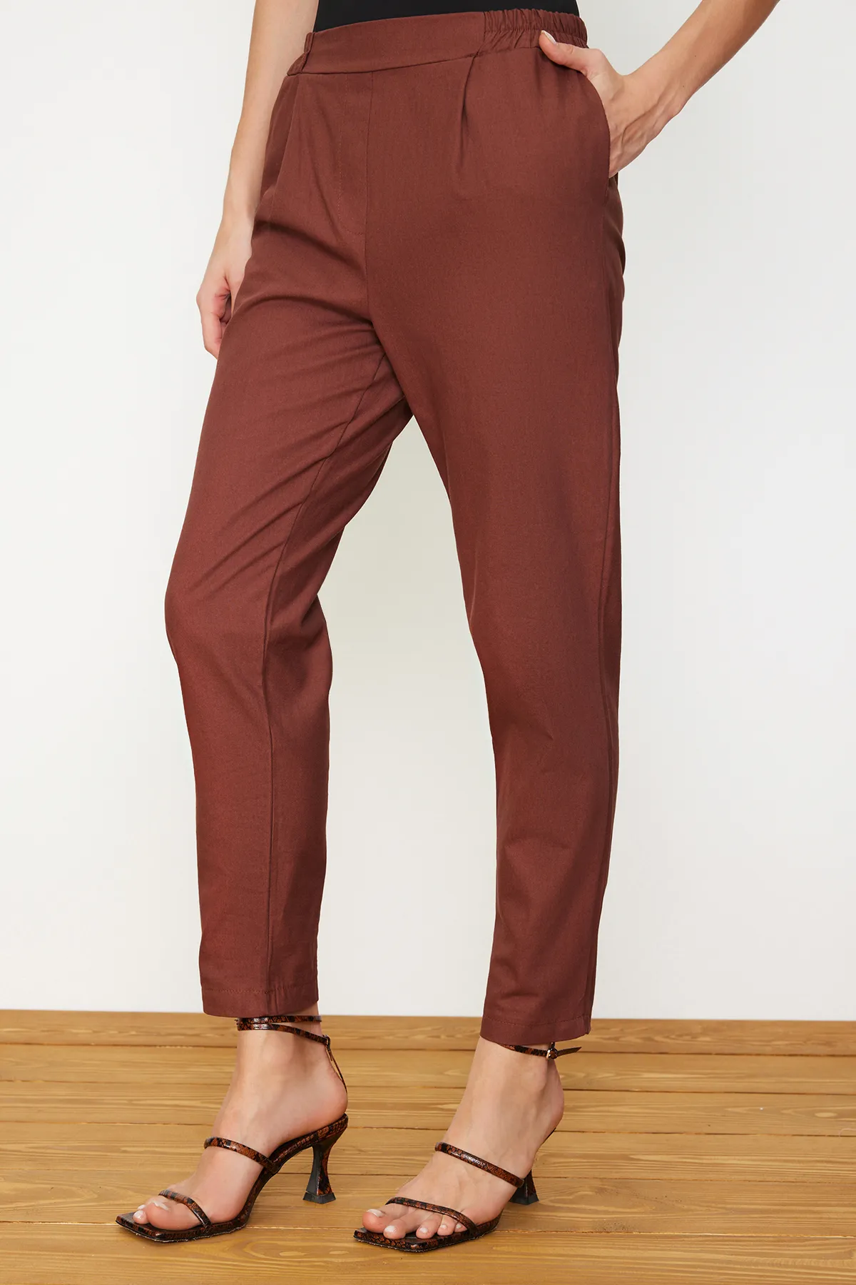 Trendyol Modest  Dunkelbrauner, gewebter Anzug aus Hemd und Hose mit Taschen und Druckknöpfen TCTAW22US0013
