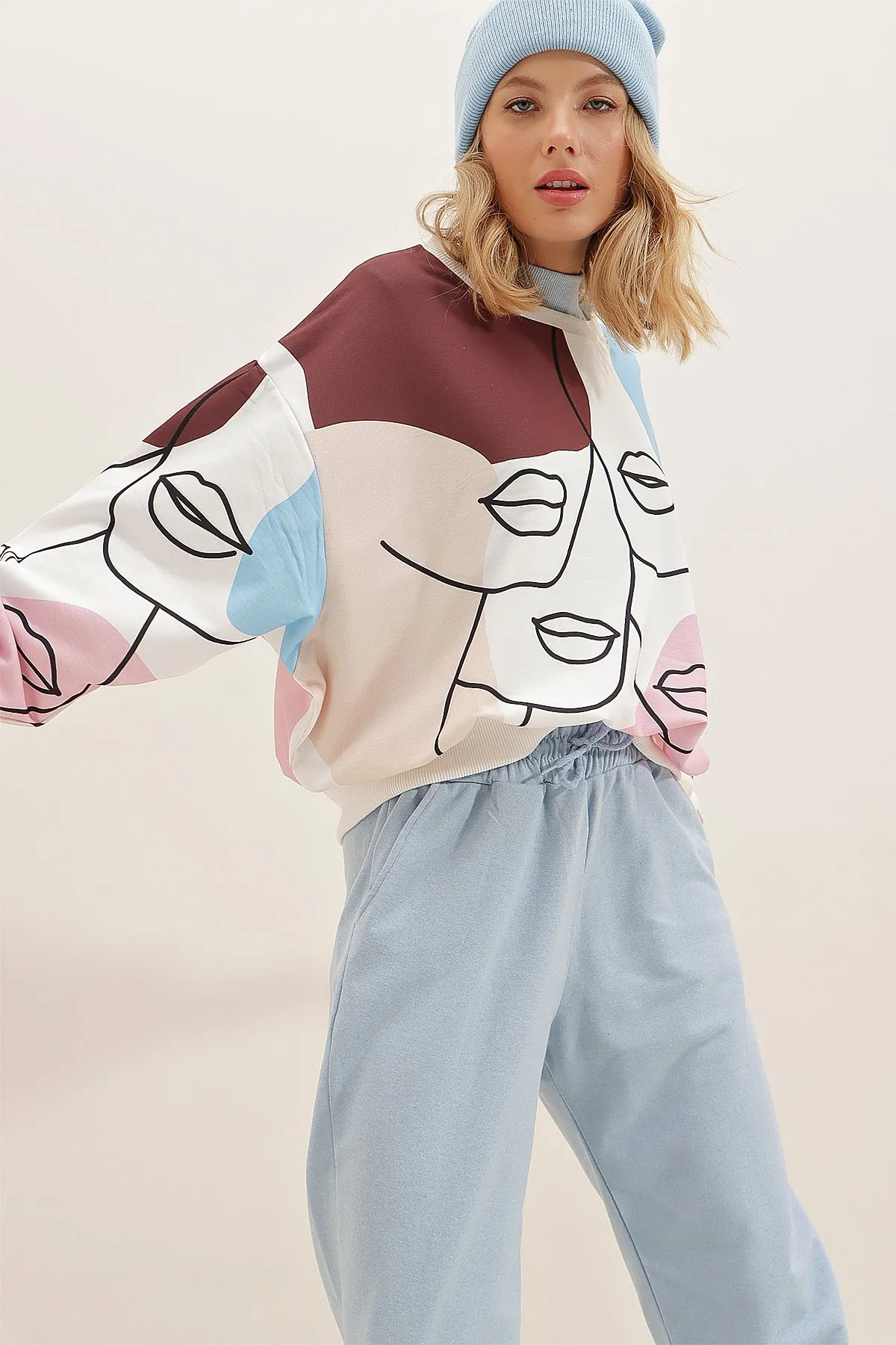 Trend Alaçatı Stili  Damen-Sweatshirt mit Rundhalsausschnitt und digitalem Druck, Kaffee MDA-1076