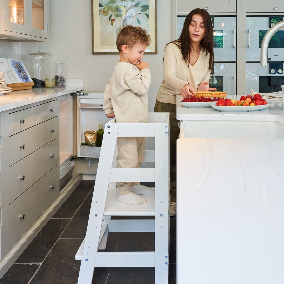 Alavya Home® Stehhilfe NEO I Bestseller mit Bewertung, Lernturm Montessori Küchenhelfer Ständer, Verstellbare Kleinkind Stufen mit Sicherheitsschiene, Mehr Sicherheit bei Kindererziehung, Buchenholz von hoher Qualität in weiß, PEFC-zertifiziert I Mad