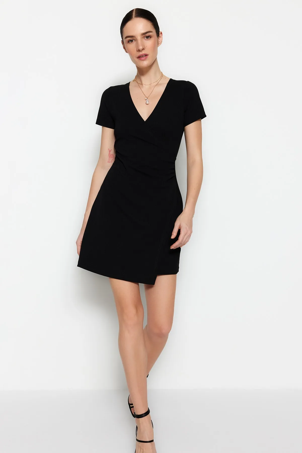 Trendyol Collection  Schwarzes, zweireihiges Mini-Strickkleid aus Crêpe in A-Linie mit zweireihigem Ausschnitt TWOSS23EL01703