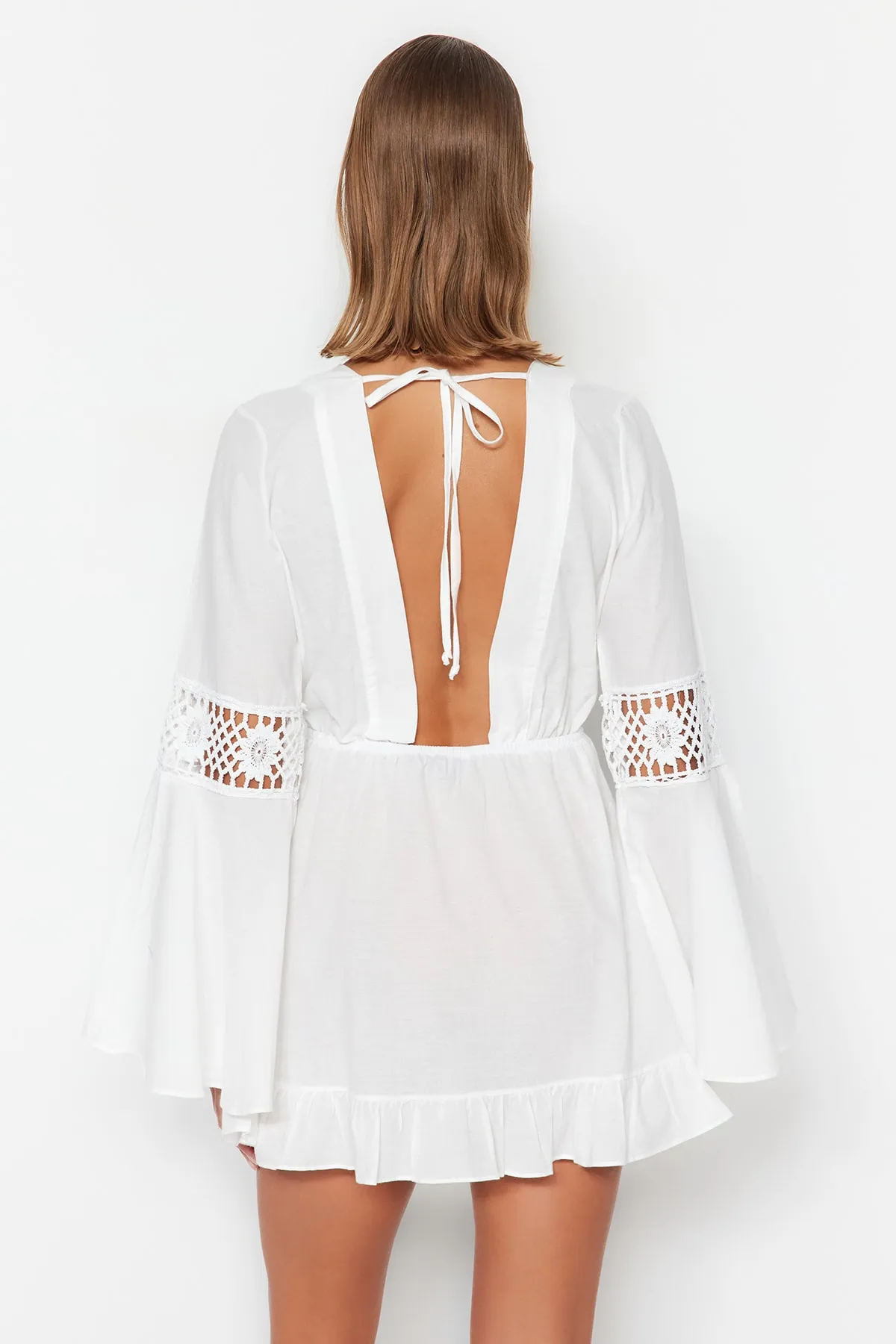Trendyol Collection  Weißes Mini-Strandkleid aus gewebter Spitze aus 100 % Baumwolle TBESS23EL00034