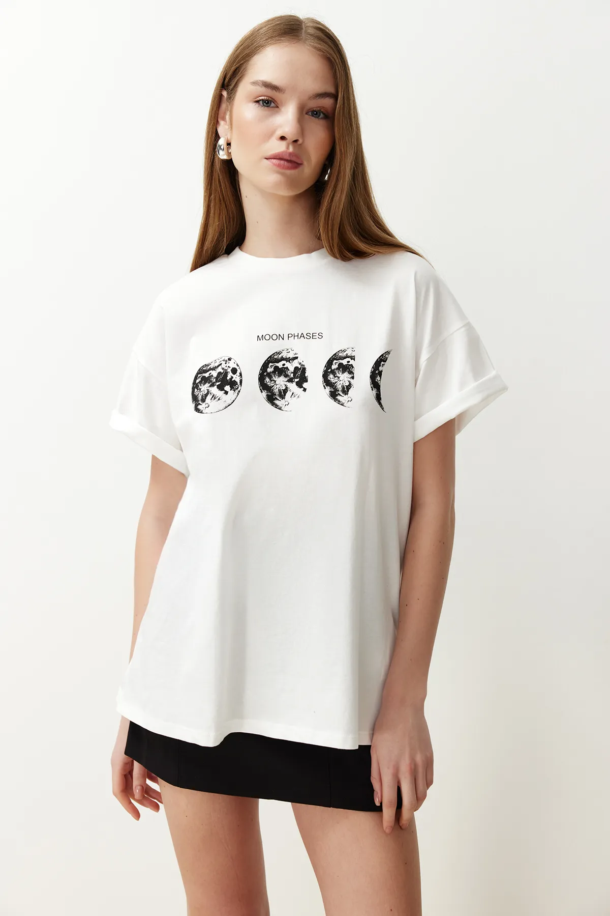 Trendyol Collection  Ecrufarbenes, bedrucktes Boyfriend-Strick-T-Shirt mit Rundhalsausschnitt aus 100 % Baumwolle TWOSS20TS0245
