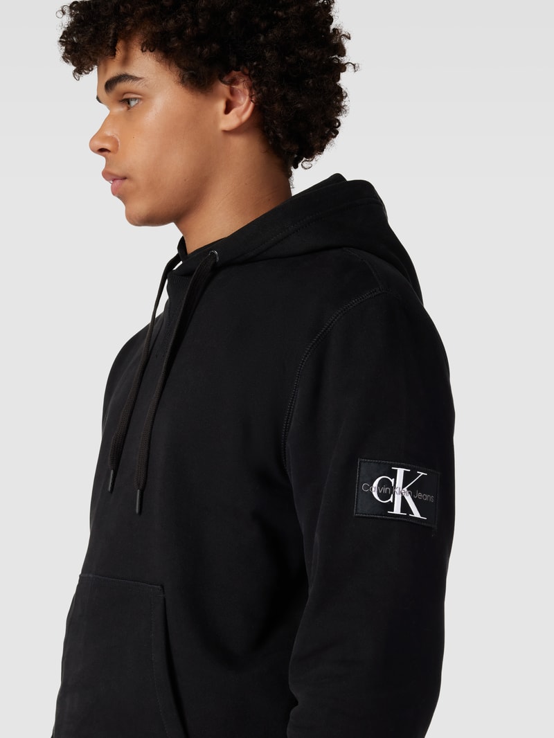 Hoodie mit Label-Patch in schwarz