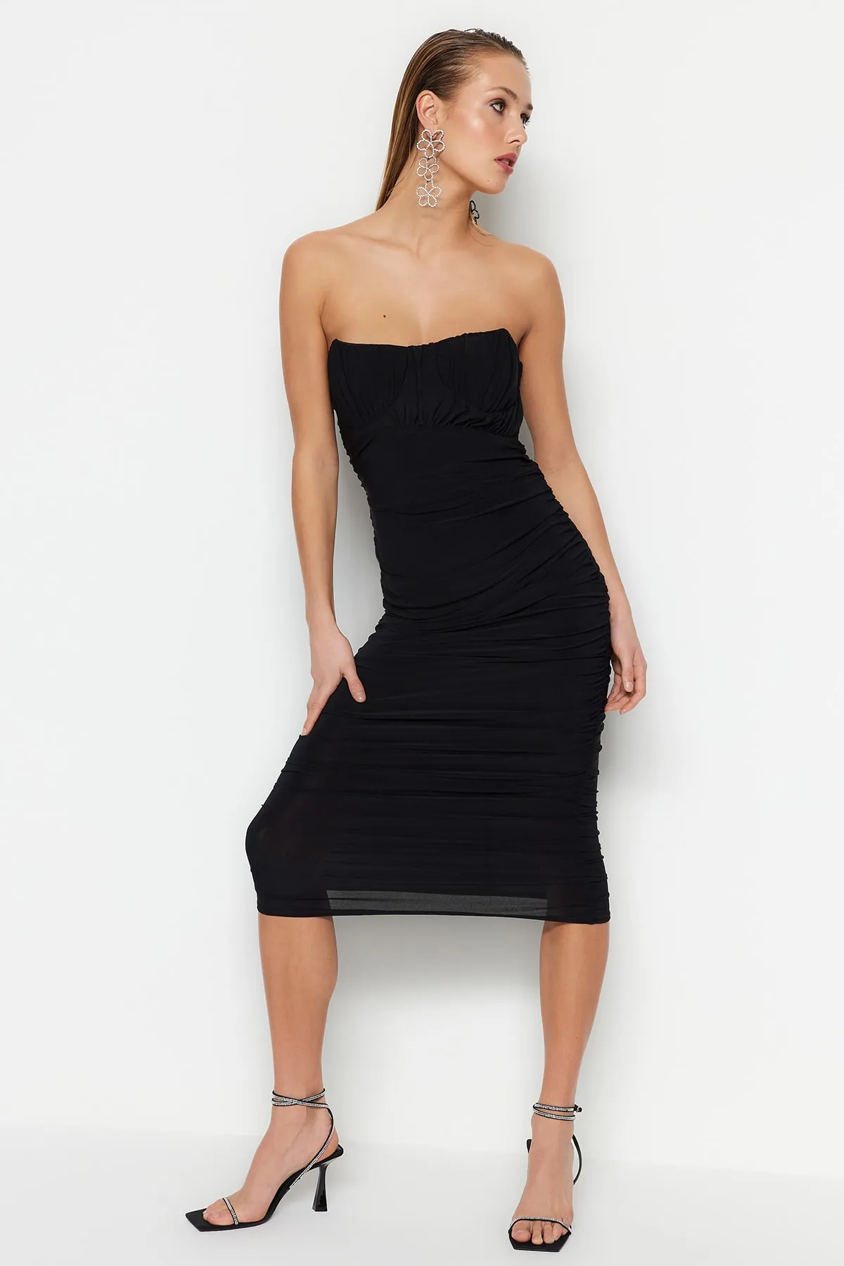 Trendyol Collection  Schwarzes, figurbetontes, gefüttertes, elegantes Abendkleid aus Tüll TPRSS23EL00273
