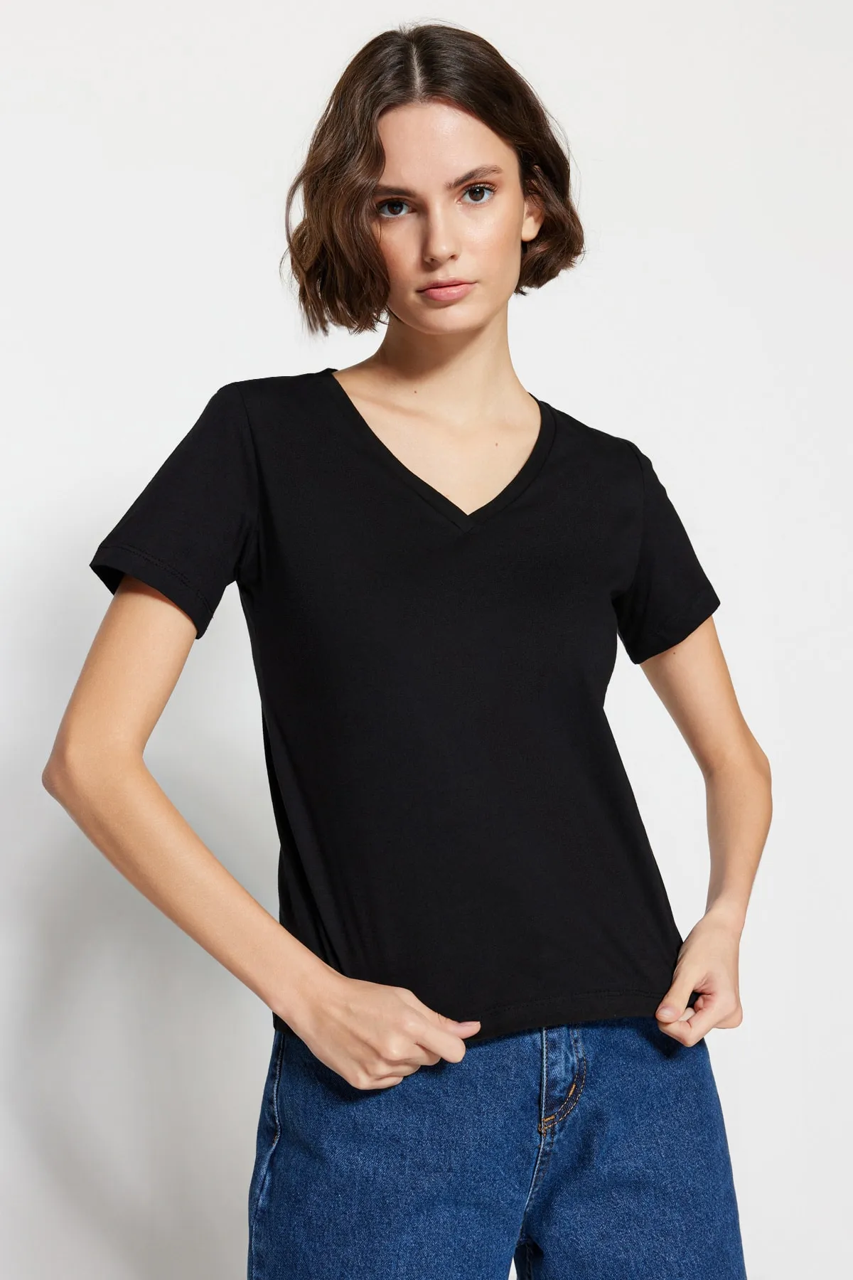 Trendyol Collection  Schwarz-weißes Basic-Strick-T-Shirt mit V-Ausschnitt im 2er-Pack aus 100 % Baumwolle TWOSS23TS00002