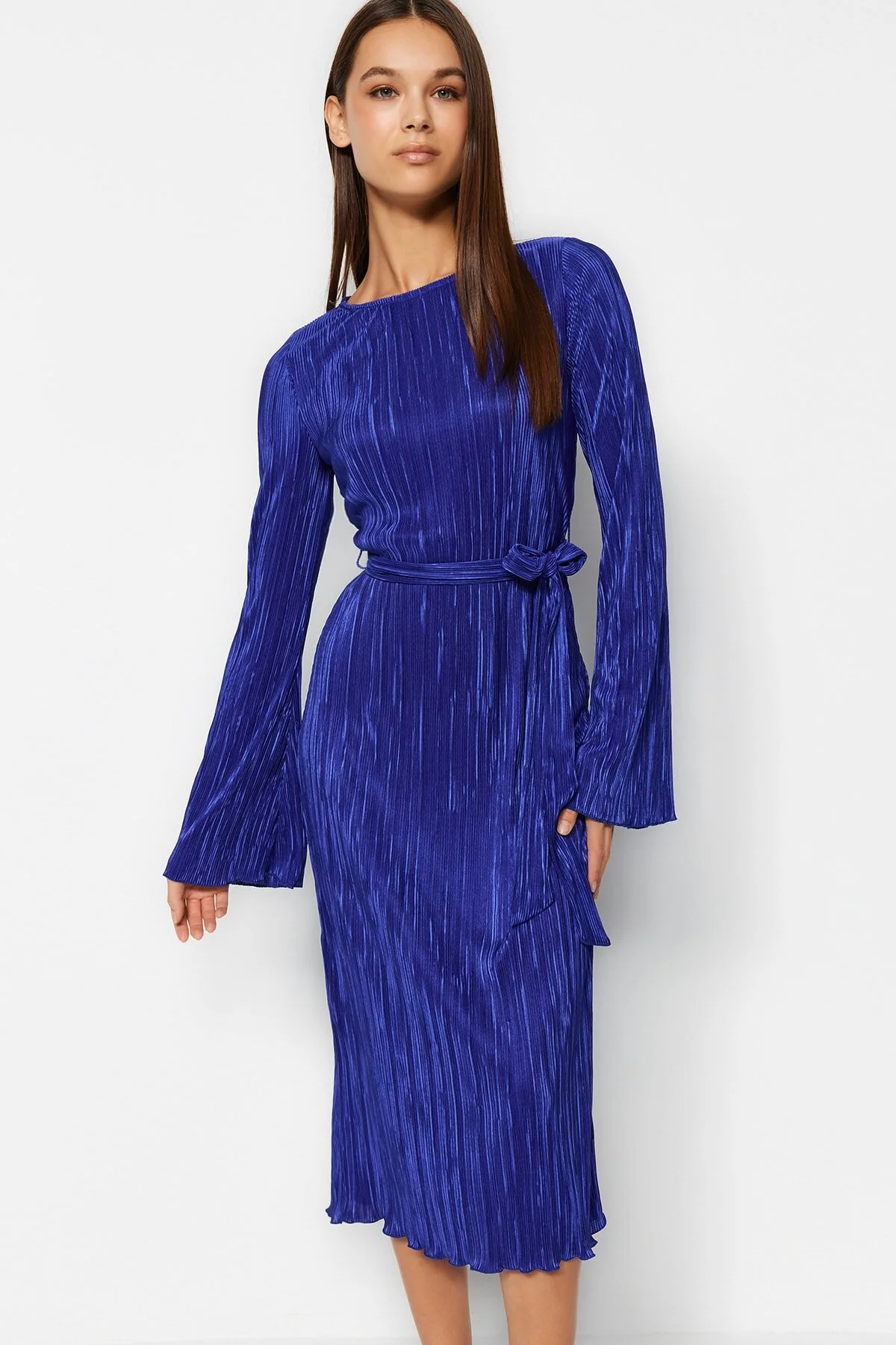 Trendyol Collection  Marineblaues Midi-Strickkleid in A-Linie mit ausgestellten Ärmeln aus Premium-Plisseestoff mit detailliertem Ausschnitt TWOAW24EL00125