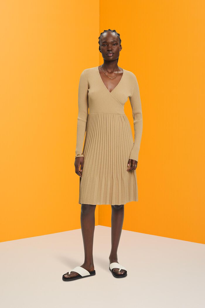 Plissiertes Wickelkleid mit langen Ärmeln