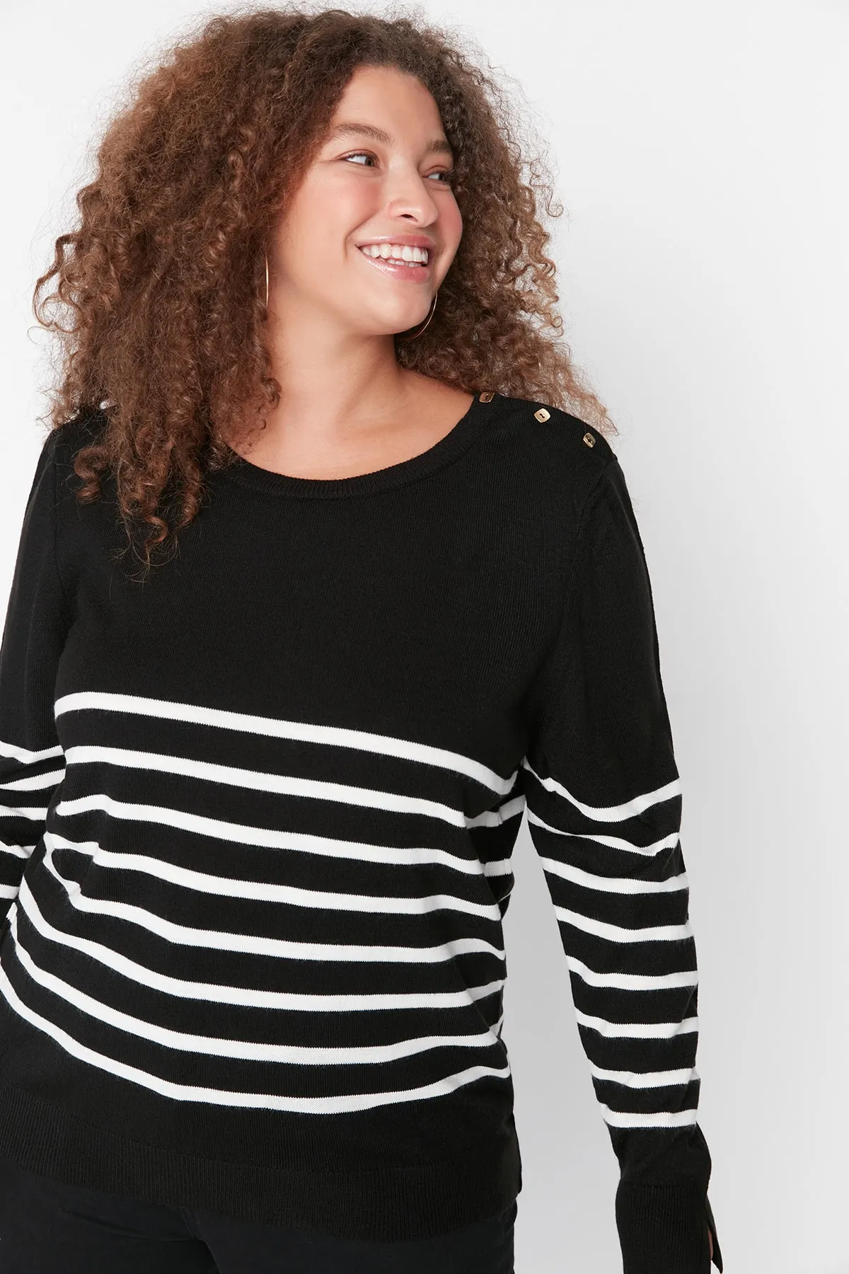 Trendyol Curve  Schwarz gestreifter Strickpullover mit Rundhalsausschnitt TBBAW23AN00119