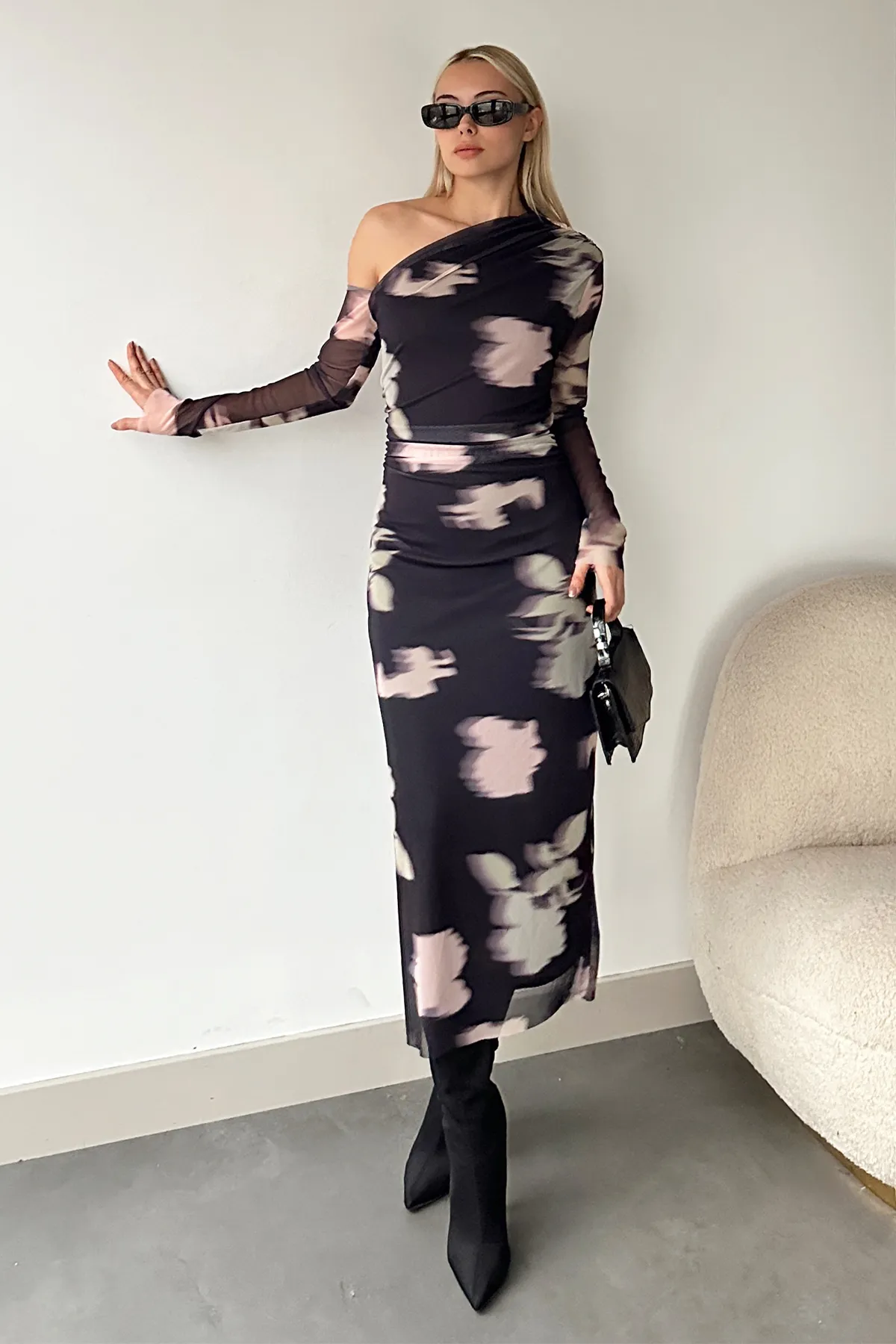 Trend Alaçatı Stili  Anthrazitfarbenes, tief ausgeschnittenes Webkleid mit asymmetrischem Kragen und Batikmuster für Damen ALC-X11264
