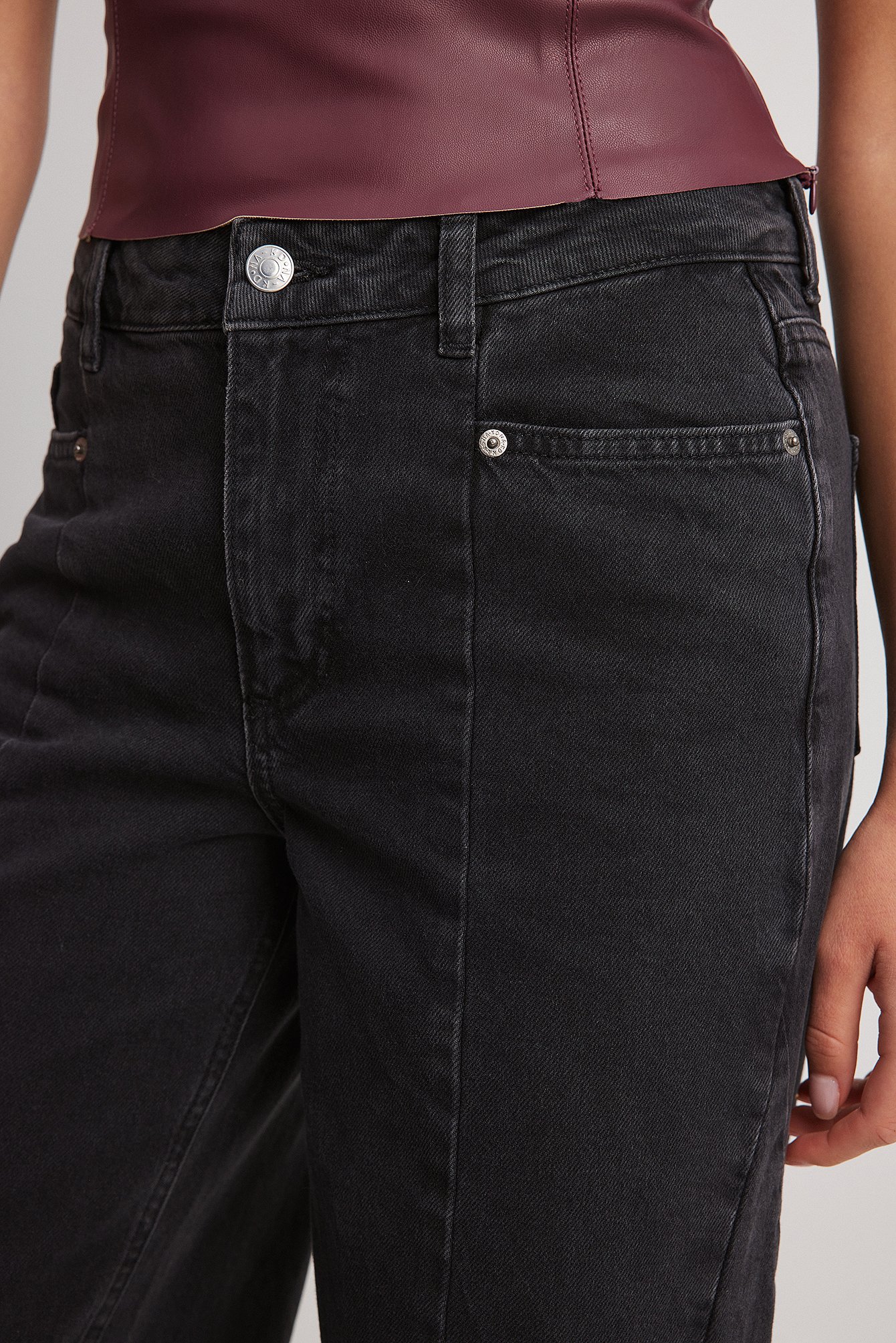 Jeans mit mittlerer Taille und Nahtdetail