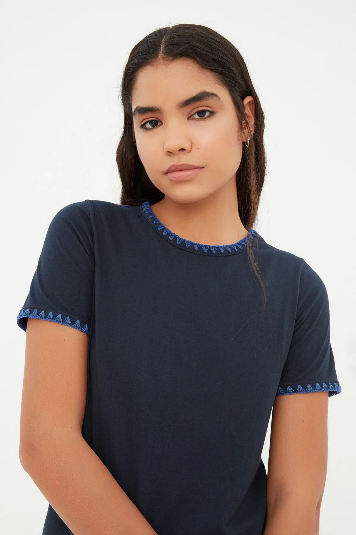 Trendyol Collection  Marineblaues Basic-Strick-T-Shirt aus 100 % Baumwolle mit Rundhalsausschnitt und Kontrastnaht-Detail TWOSS19AD0085