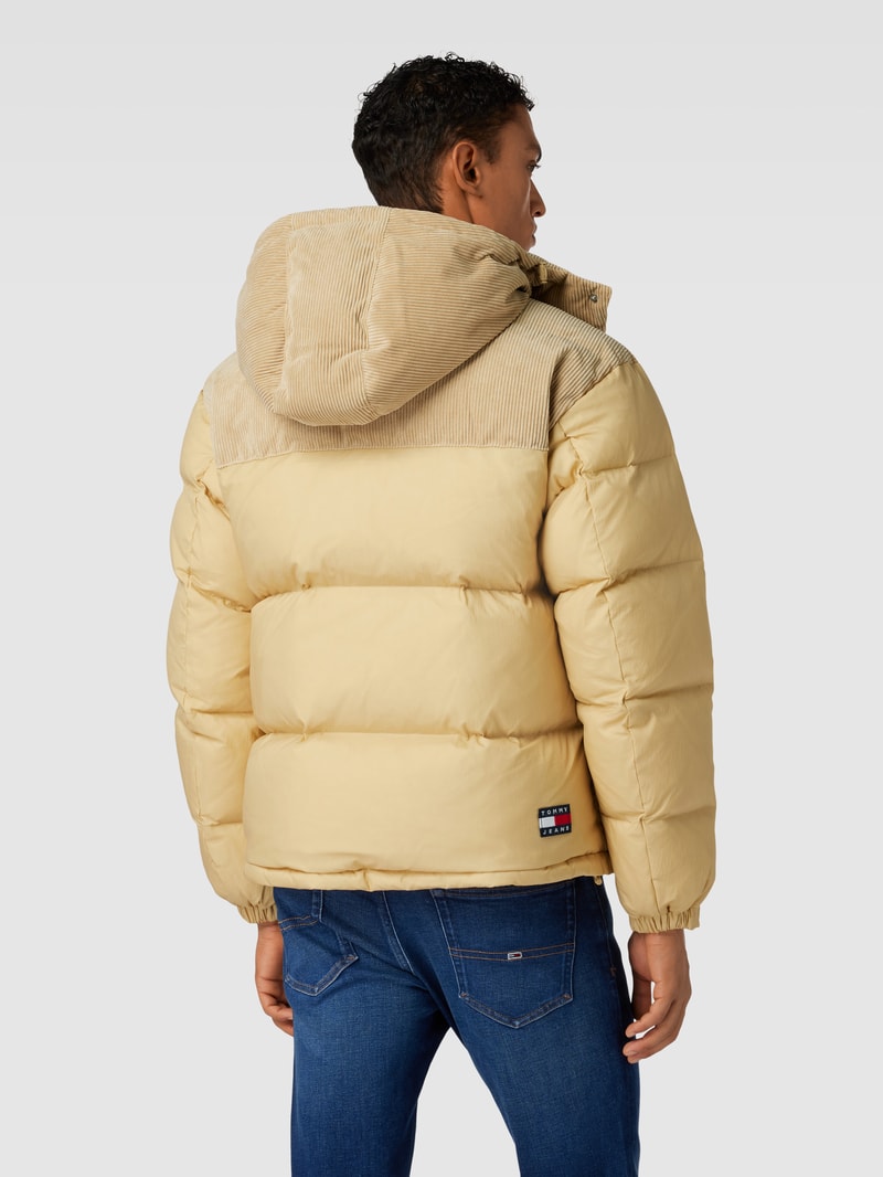 Steppjacke mit Label-Patch Modell 'ALASKA' in sand