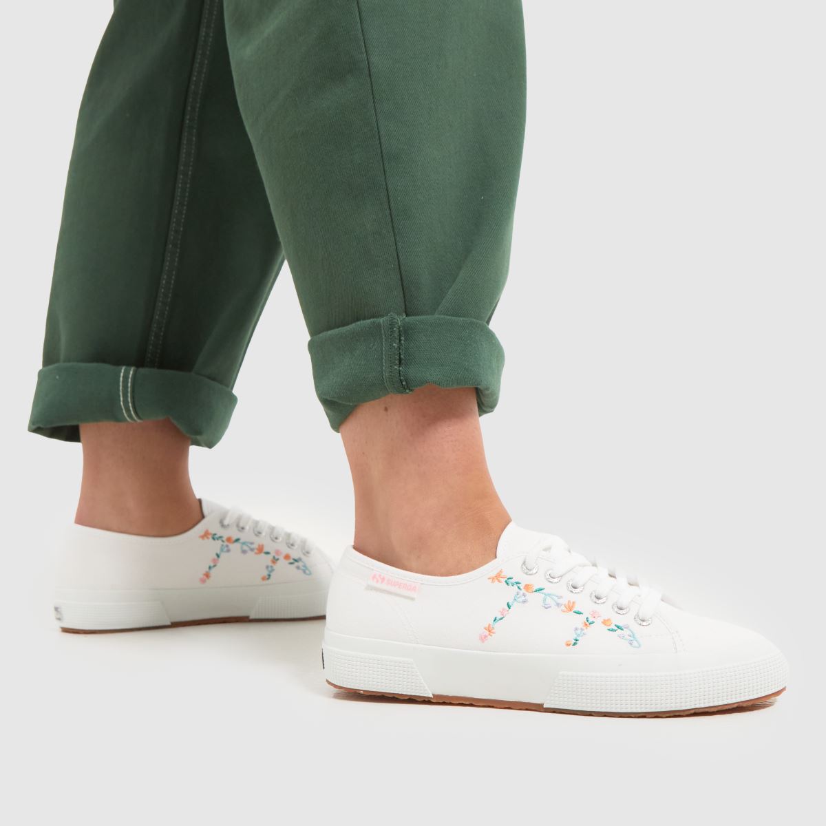Superga 2750 – Vita, flerfärgade sneakers med broderi och små blommor