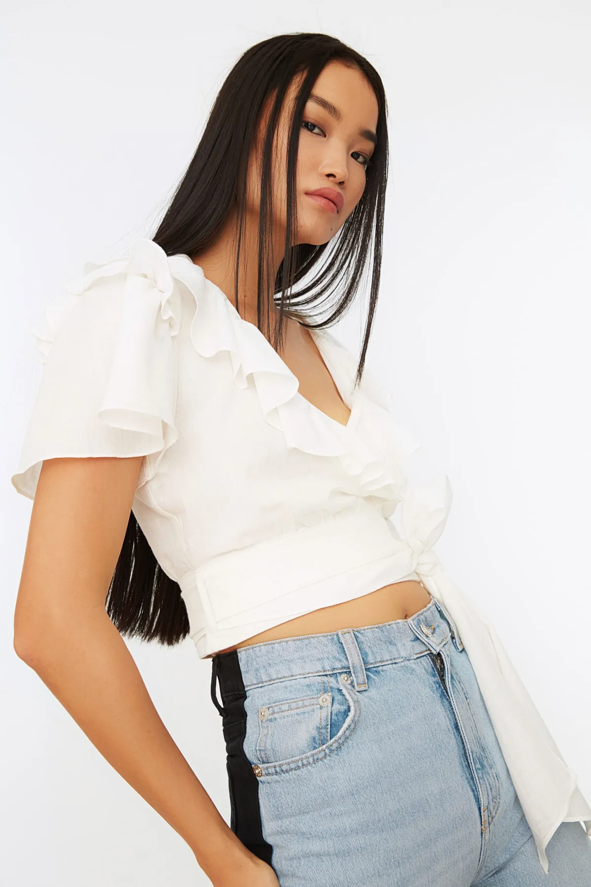 Trendyol Collection  Ecrufarbene, gewebte Bluse mit Rüschen und Bindedetail TWOSS20BZ0351
