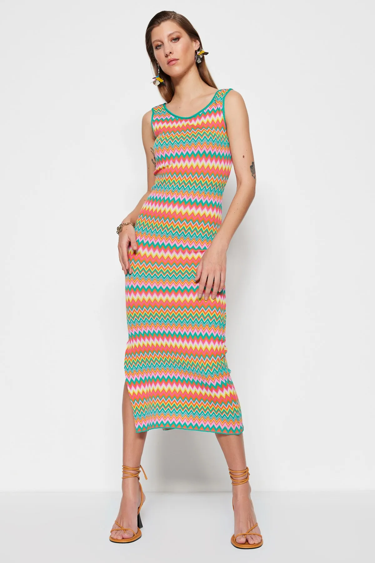 Trendyol Collection  Grünes Maxi-Strickkleid mit Farbblockmuster TWOSS23EL00678