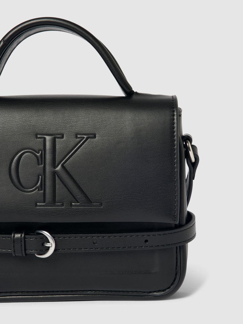 Umhängetasche mit Label-Prägung in black