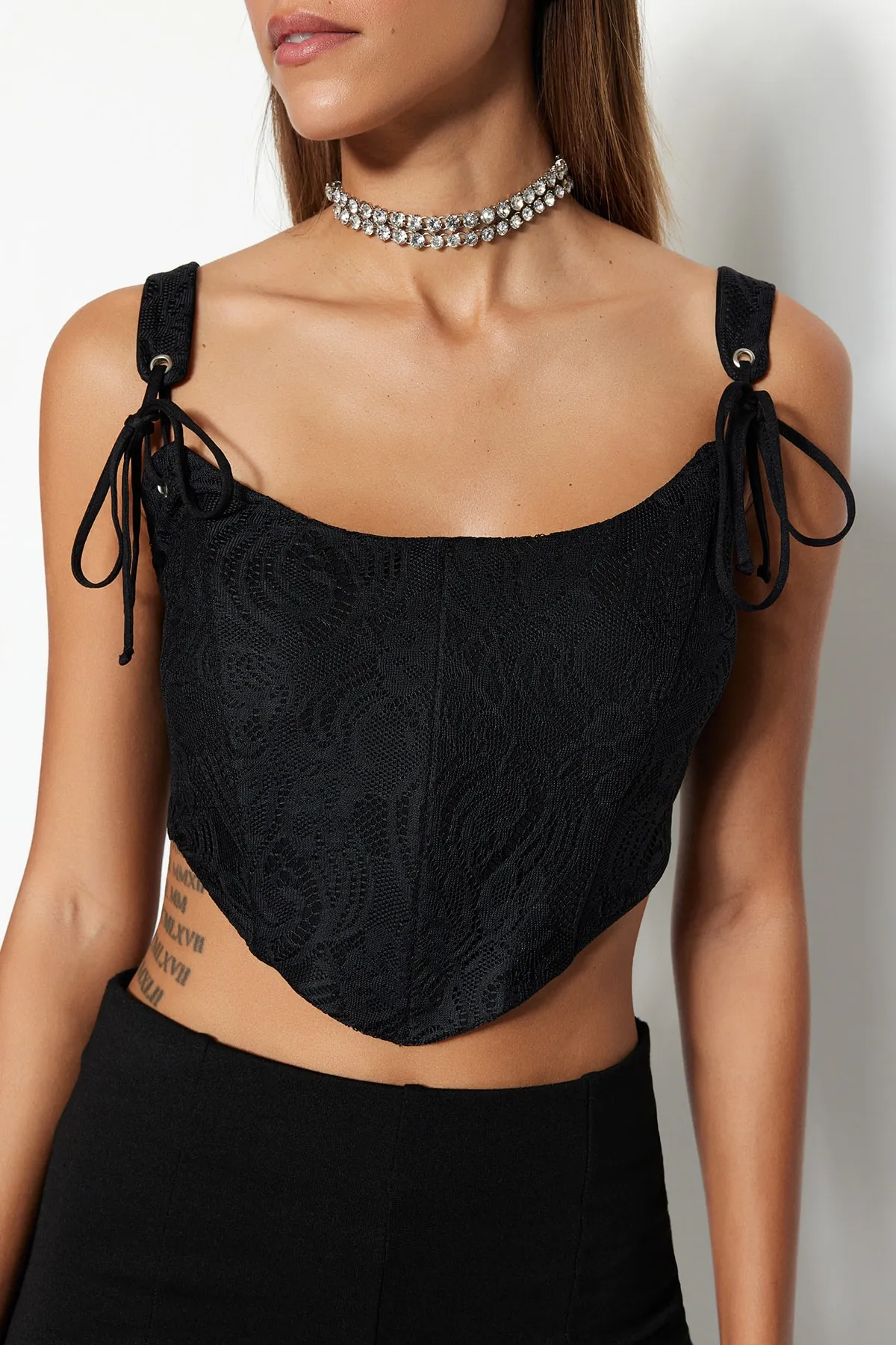 Trendyol Collection  Schwarzes, bauchfreies, gefüttertes Spitzen-Bustier TPRSS23BS00032