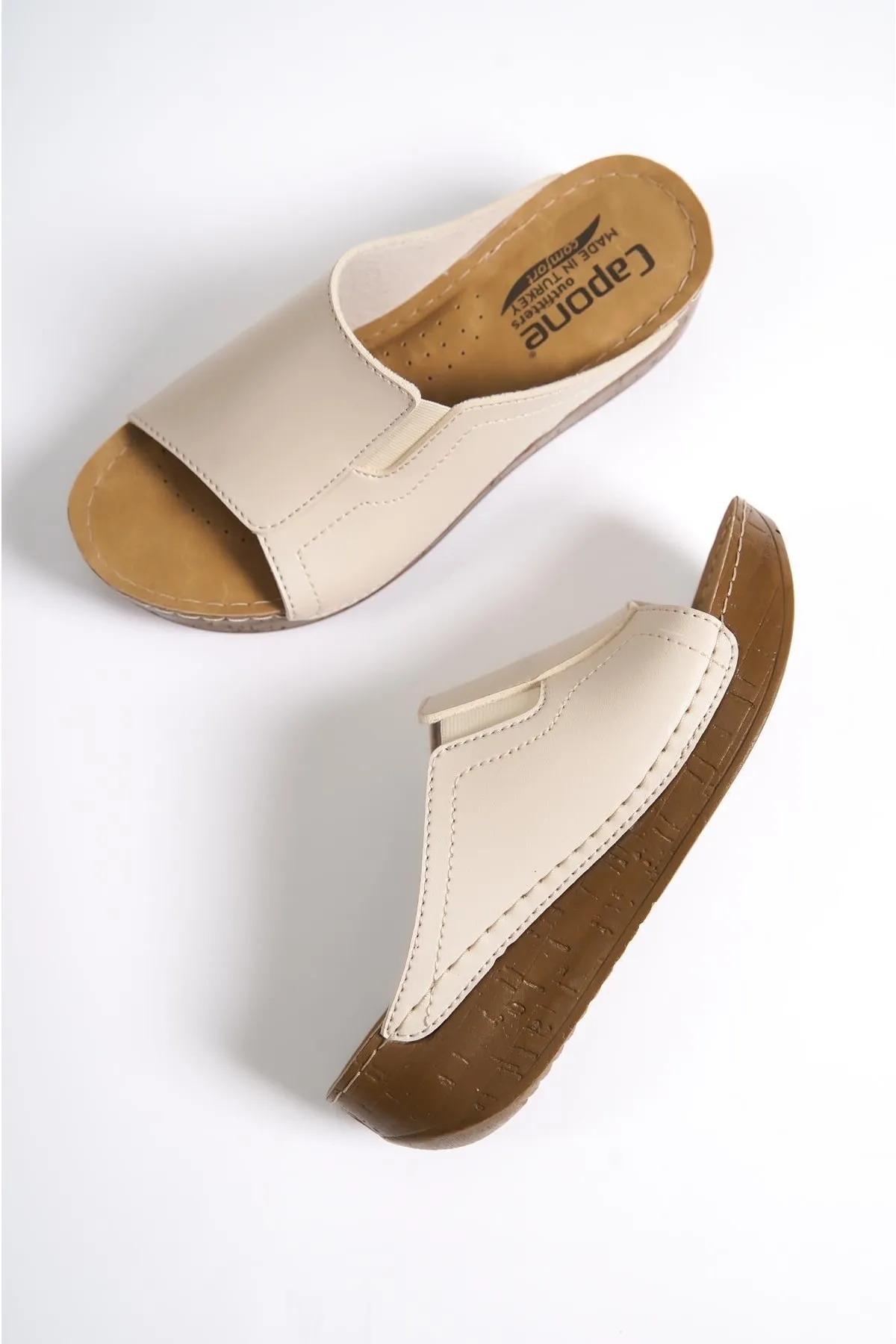 Capone Outfitters  Anatomisch weiche, bequeme Mutterhausschuhe mit Keilabsatz