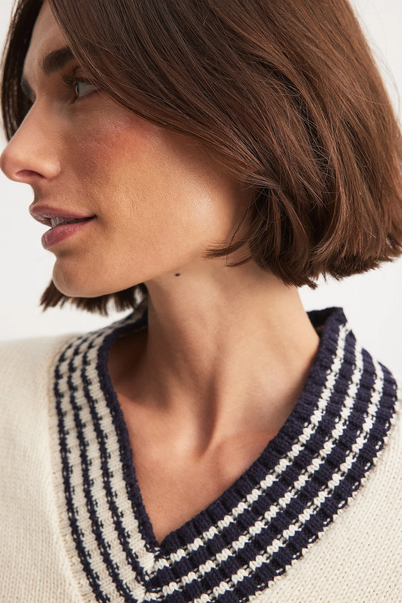 Oversized-Pullover mit V-Ausschnitt und Kontrastdetail