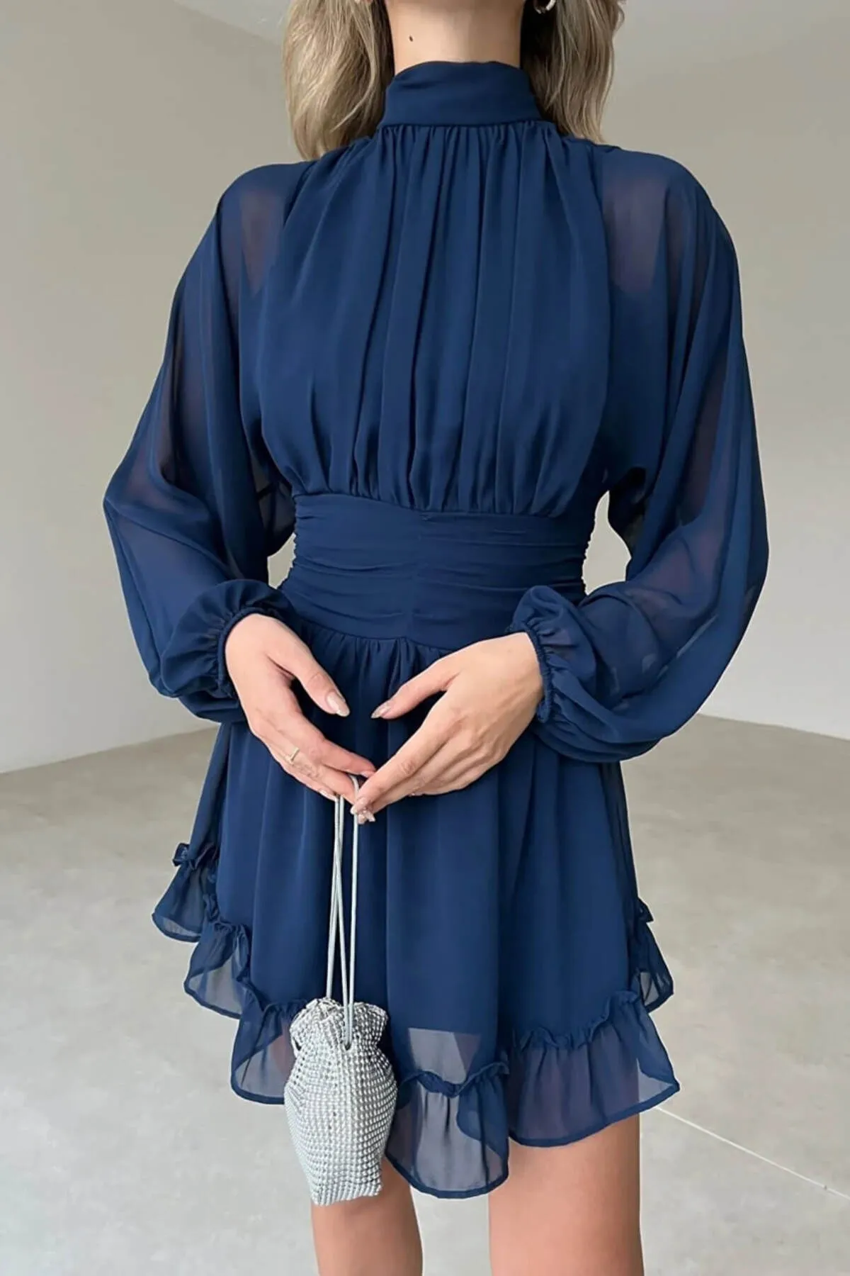 SONREİR  Rückenfreies, mit Chiffonstoff gefüttertes Kleid