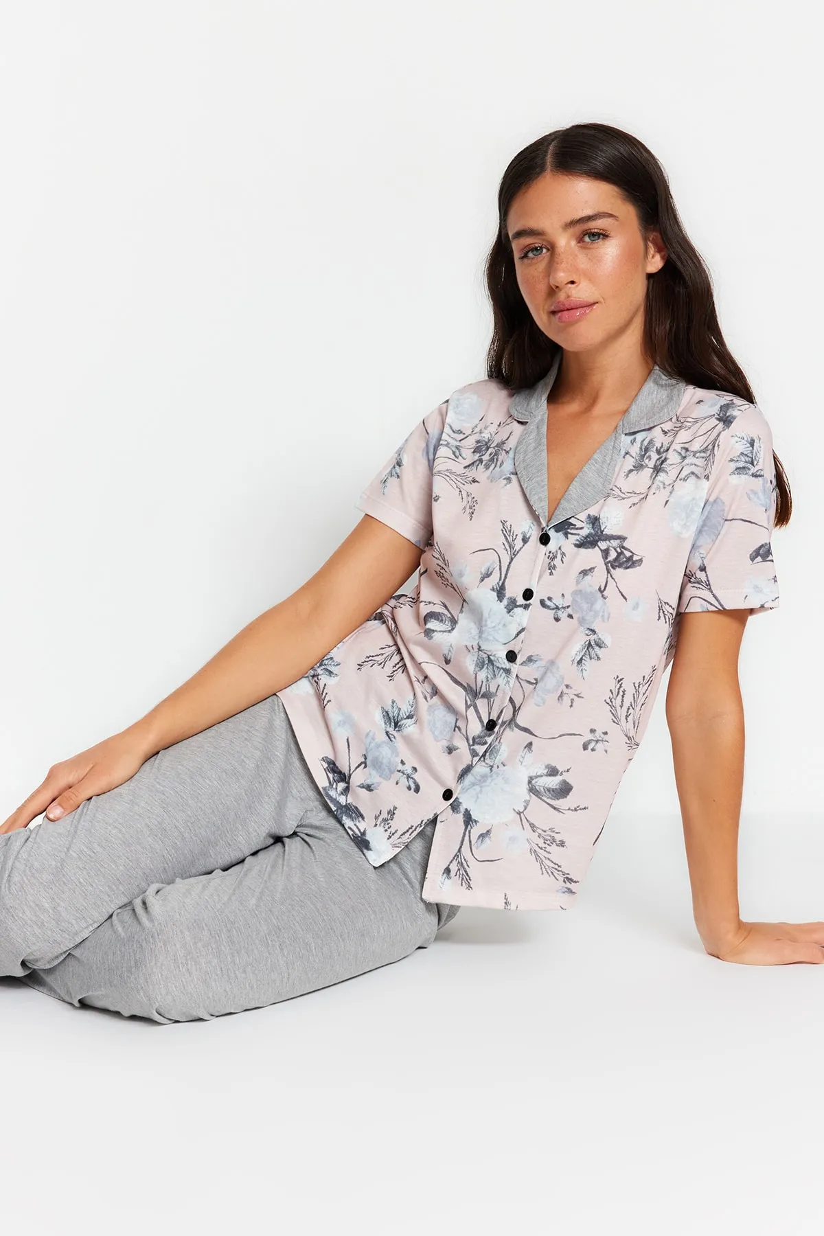 Trendyol Collection  Graues Pyjama-Set aus Strick mit Blumenmuster, 100 % Baumwolle, THMAW22PT0694