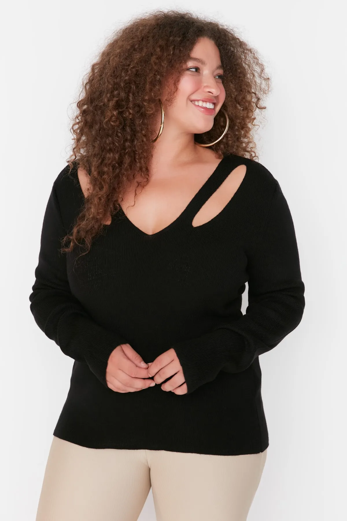 Trendyol Curve  Schwarze Strickbluse mit schmalem Ausschnitt und detailliertem V-Ausschnitt TBBAW23AF00026