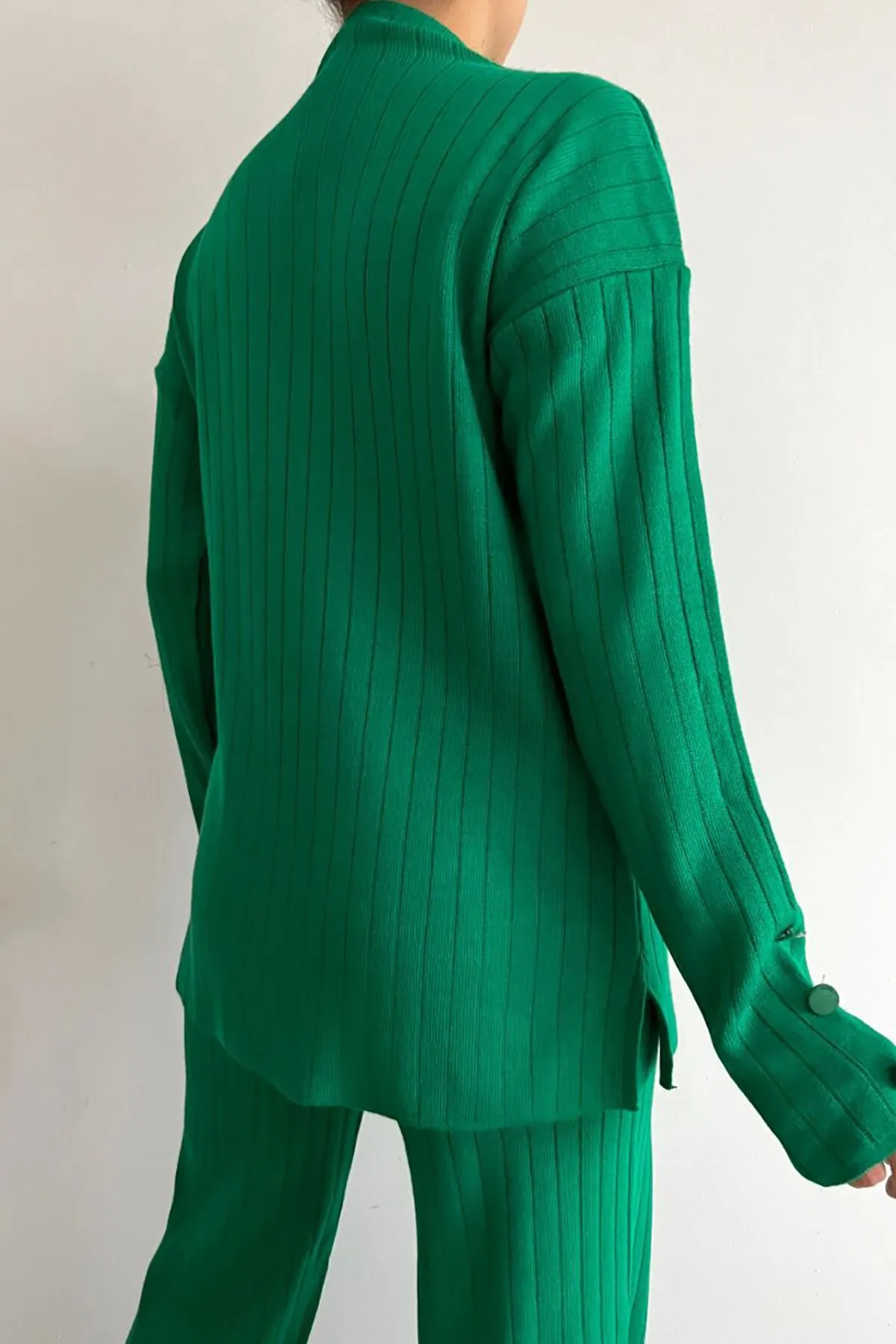 Deafox  Grünes Set aus Strickoberteil und -unterteil mit Rollkragen, gerippten Ärmeln und Knöpfen