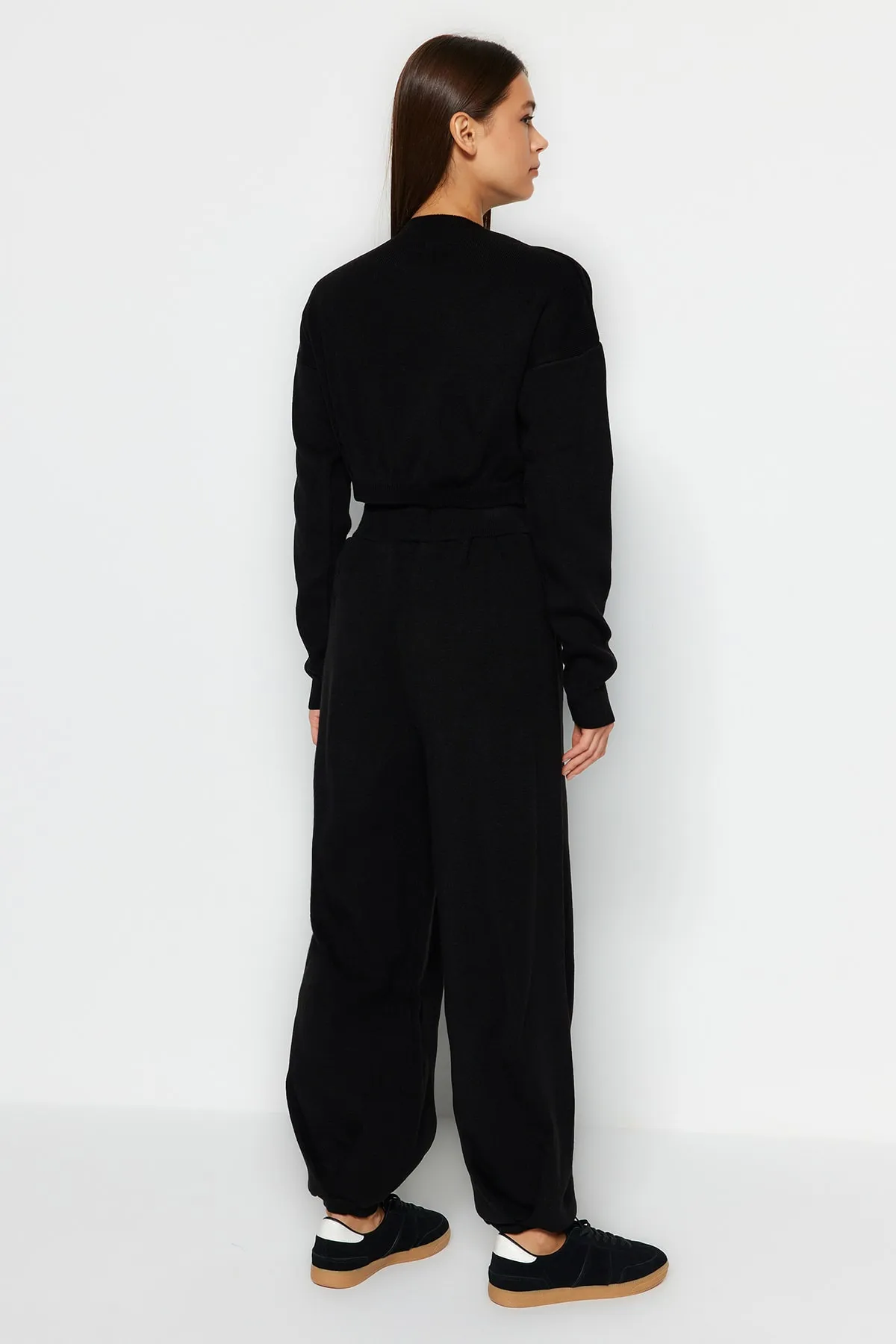 Trendyol Collection  Schwarzes Super Crop Basic Strickoberteil und -unterteil-Set mit Stehkragen TWOAW24AU00007