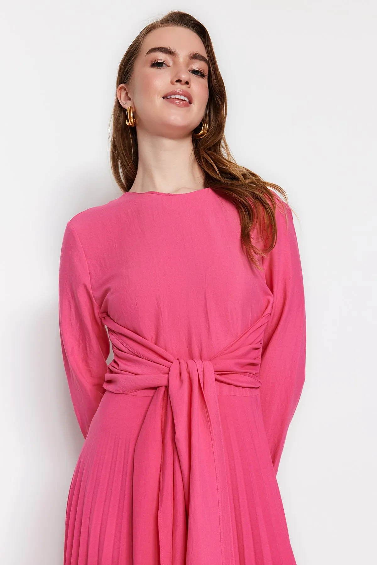 Trendyol Modest  Rosa Plisseekleid mit Taillengürtel TCTSS23DB00001