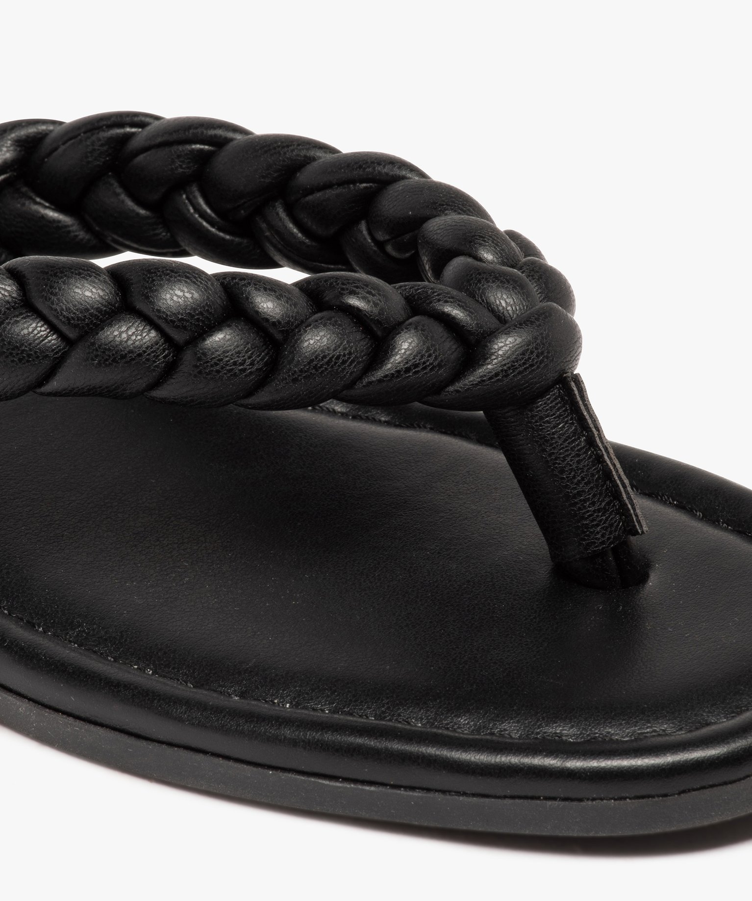 Tongs femme à brides tressées et talon plat noir | GEMO