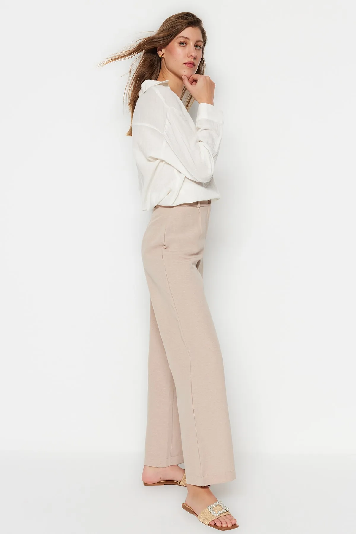 Trendyol Collection  Steinige, gewebte Hose in Leinenoptik mit hoher Taille TWOSS23PL00210