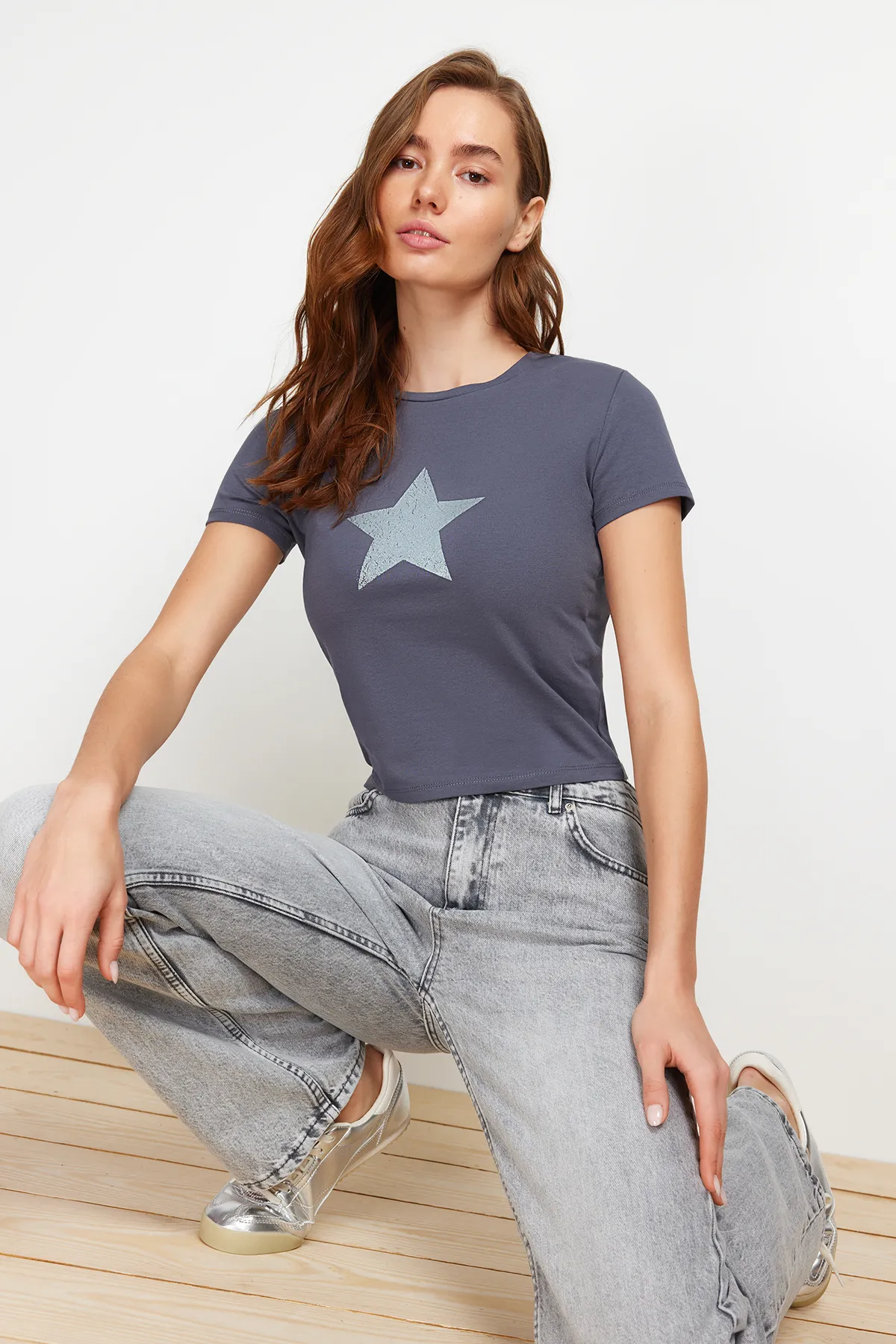 Trendyol Collection  Anthrazitfarbenes, tailliertes/kurzes, flexibles Strick-T-Shirt aus Baumwolle mit Antik-Effekt und Aufdruck TWOSS24TS00031