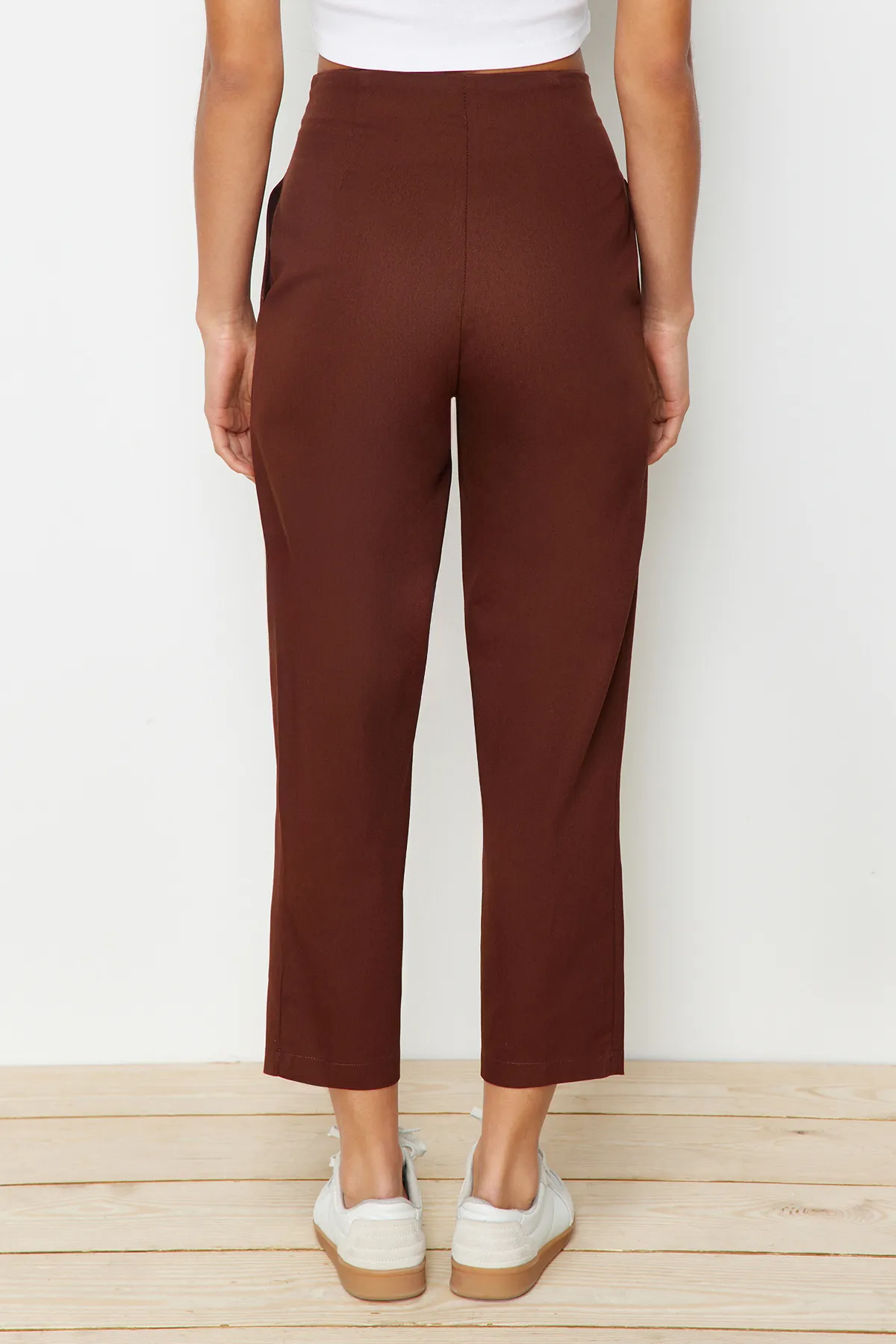 Trendyol Collection  Braune, gewebte Hose mit Karottenmuster und detaillierten Streifen aus Baumwolle TWOAW22PL0342
