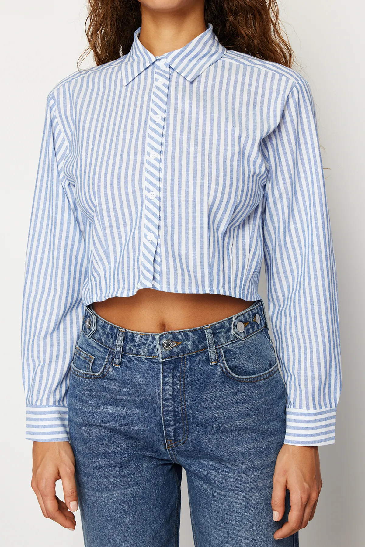 Trendyol Collection  Blau gestreiftes Crop-Shirt mit tief sitzenden Ärmeln - TWOSS24GO00092
