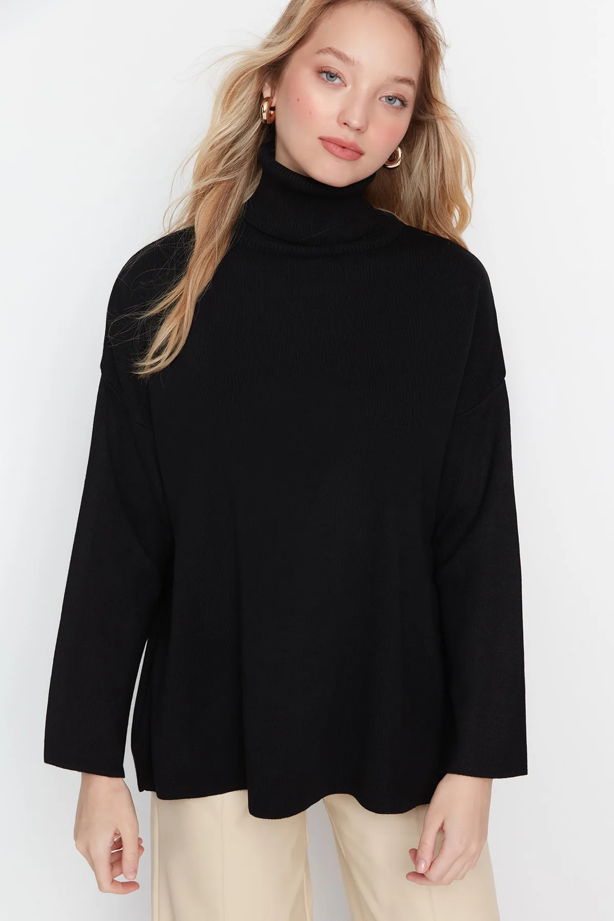 Trendyol Collection  Schwarzer Basic-Strickpullover mit weiter Passform TWOAW23KZ00206