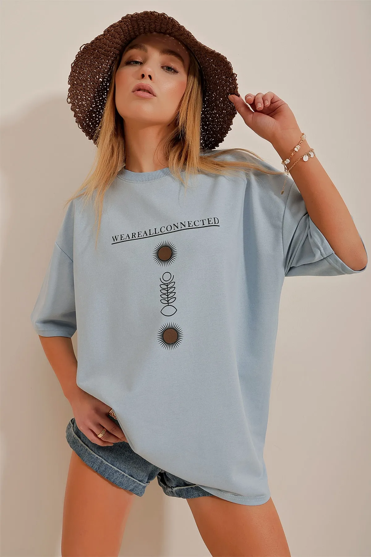 Trend Alaçatı Stili  Blaues bedrucktes Oversize-Unisex-T-Shirt mit Rundhalsausschnitt für Damen ALC-X9577