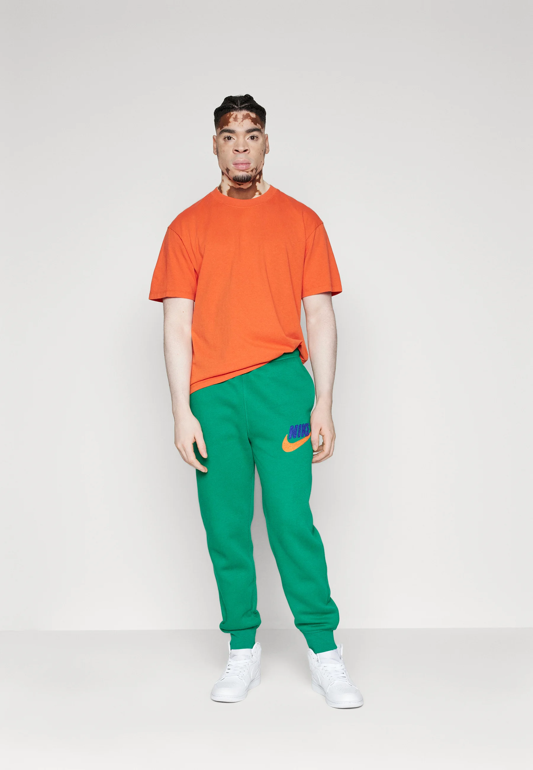 Nike Sportswear CLUB JOGGER - Pantalones de chándal