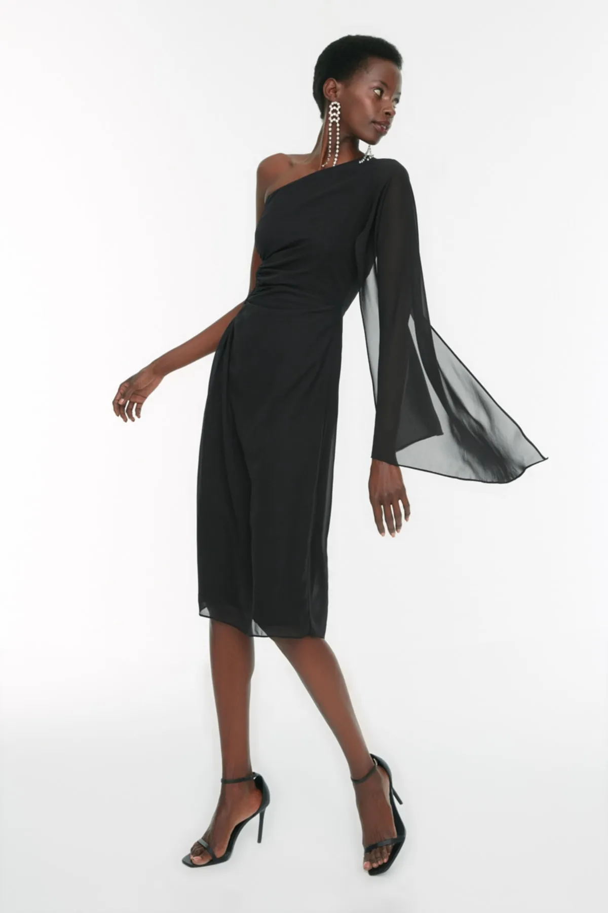 Trendyol Collection  Elegantes Abendkleid aus schwarzem, gefüttertem Chiffon mit Fenster-/Ausschnittdetail TPRSS22EL1721