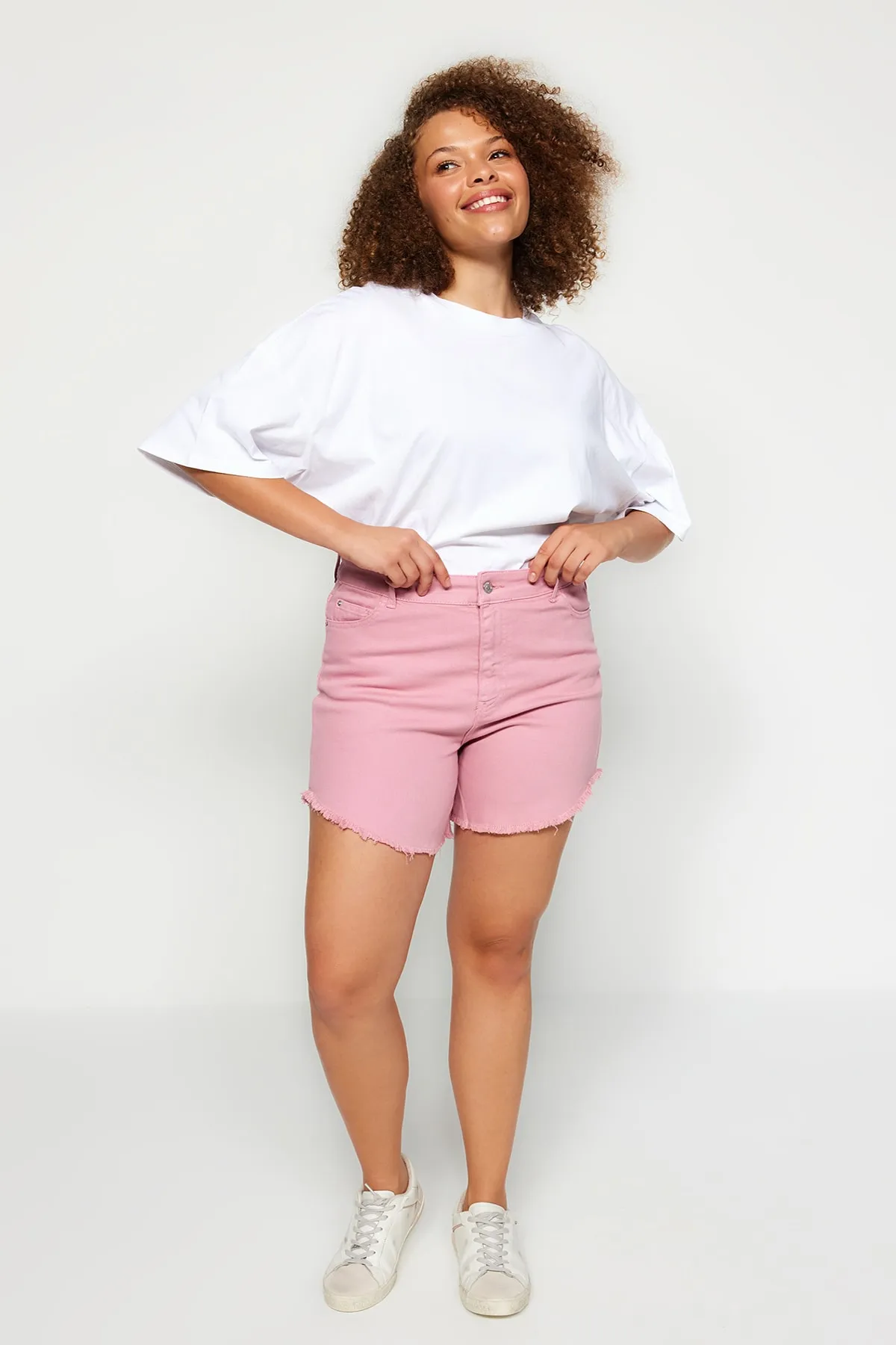 Trendyol Curve  Flexible Skinny-Jeansshorts und Bermudas mit Quasten in Rosa TBBSS23CJ00016